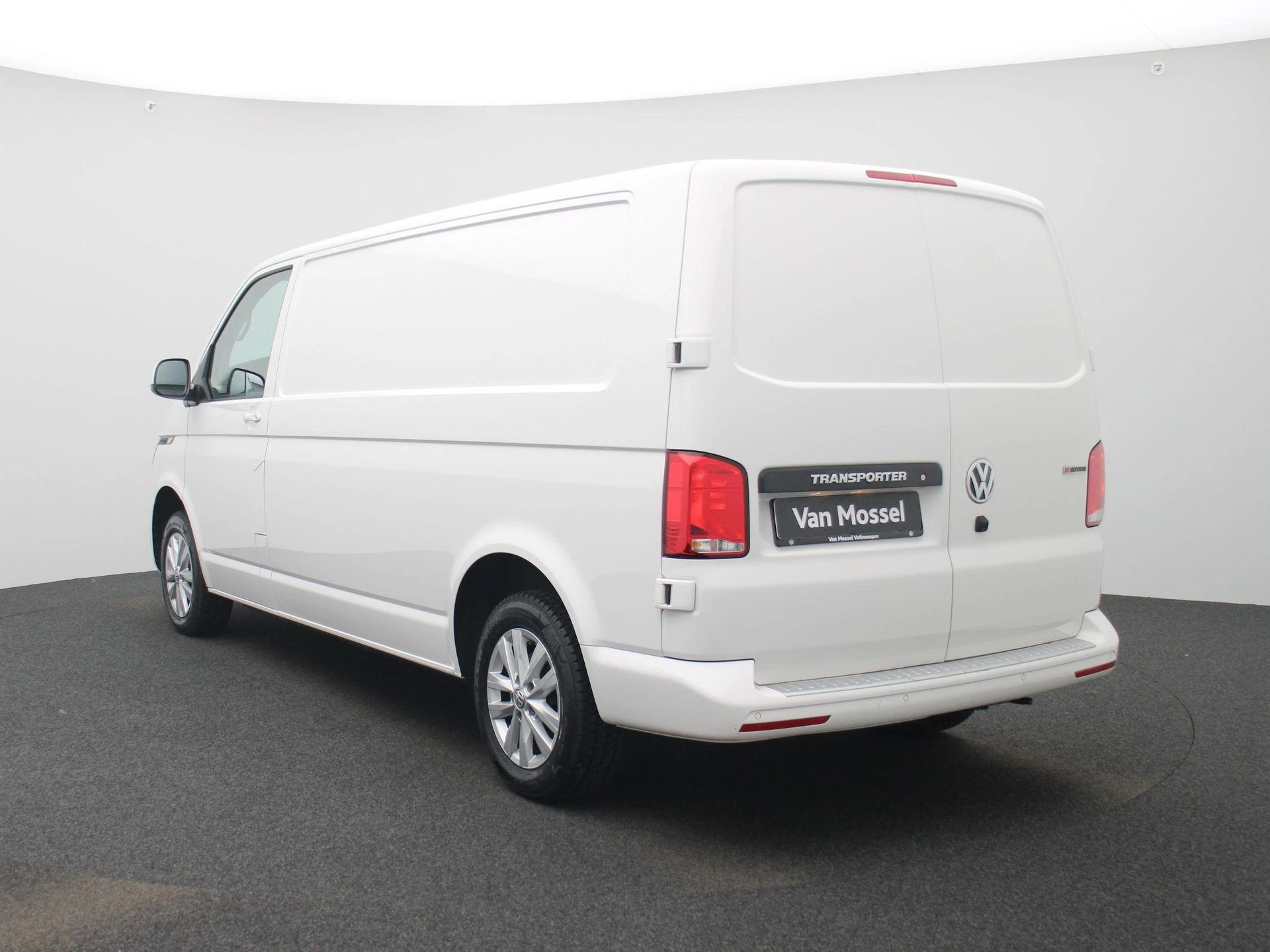 Volkswagen-Transporter-image-1
