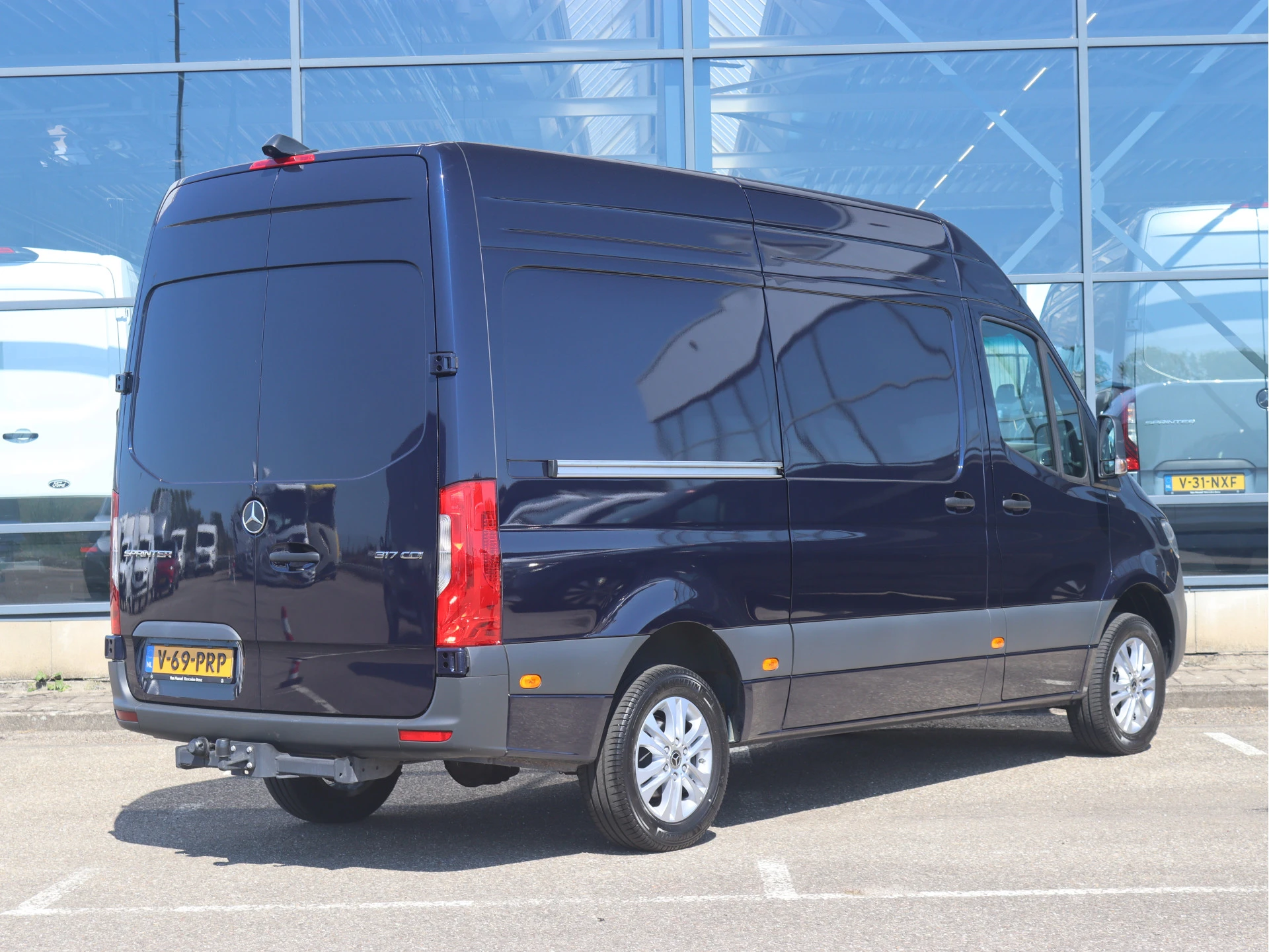 Mercedes-Benz-Sprinter-image-1