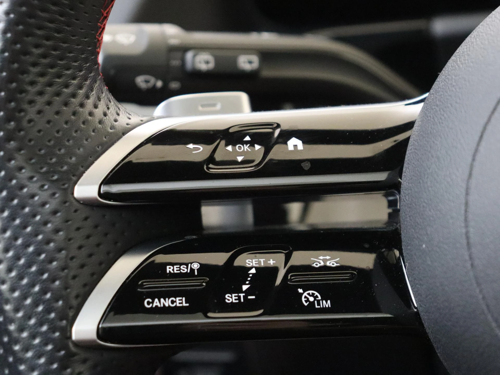 Mercedes-Benz-GLA-image-12