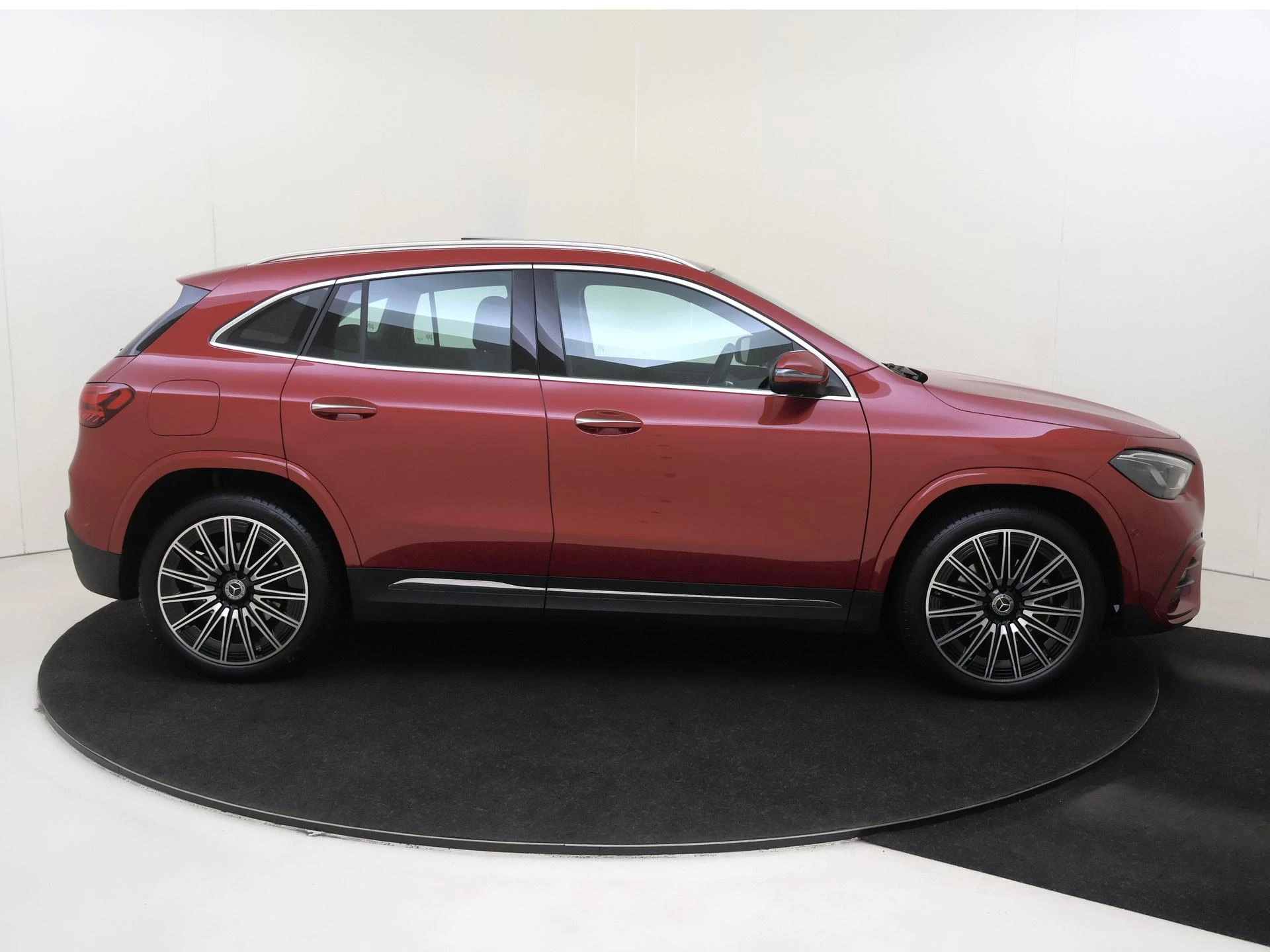 Mercedes-Benz-GLA-image-8