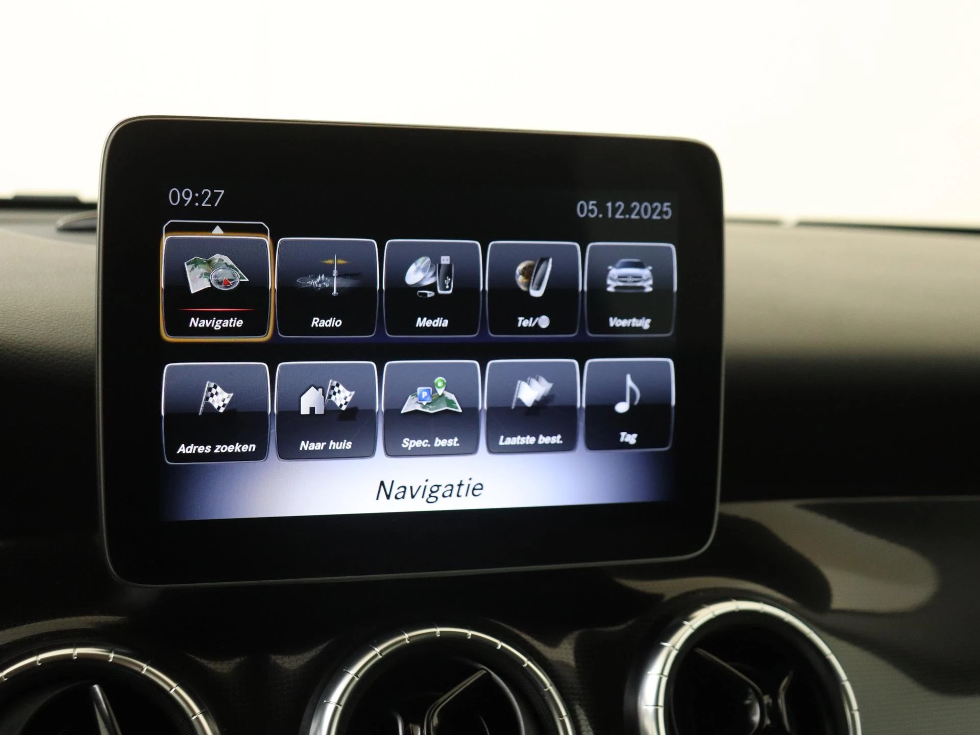 Mercedes-Benz-CLA-image-18