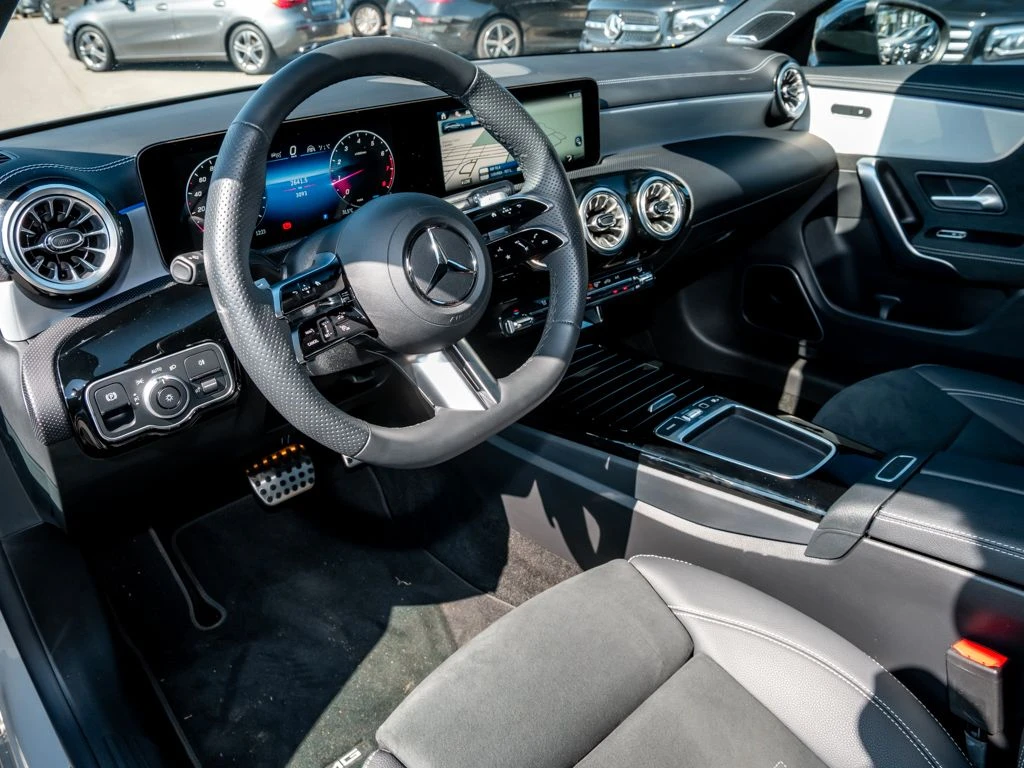 Mercedes-Benz-CLA 200-image-8