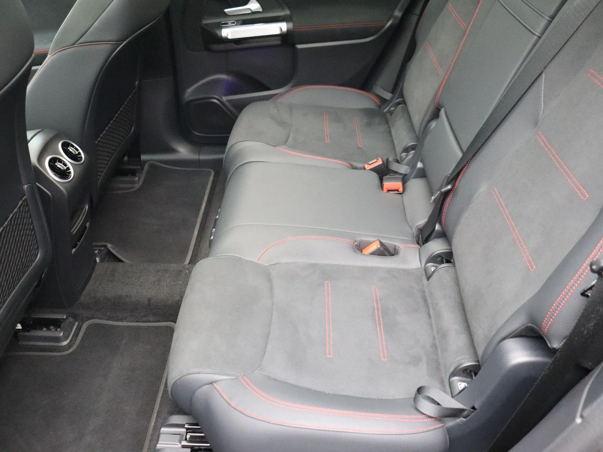Mercedes-Benz EQB 250+ AMG Line + PANORAMISCH DAK + CARPLAY + ADVANCED SOUND +