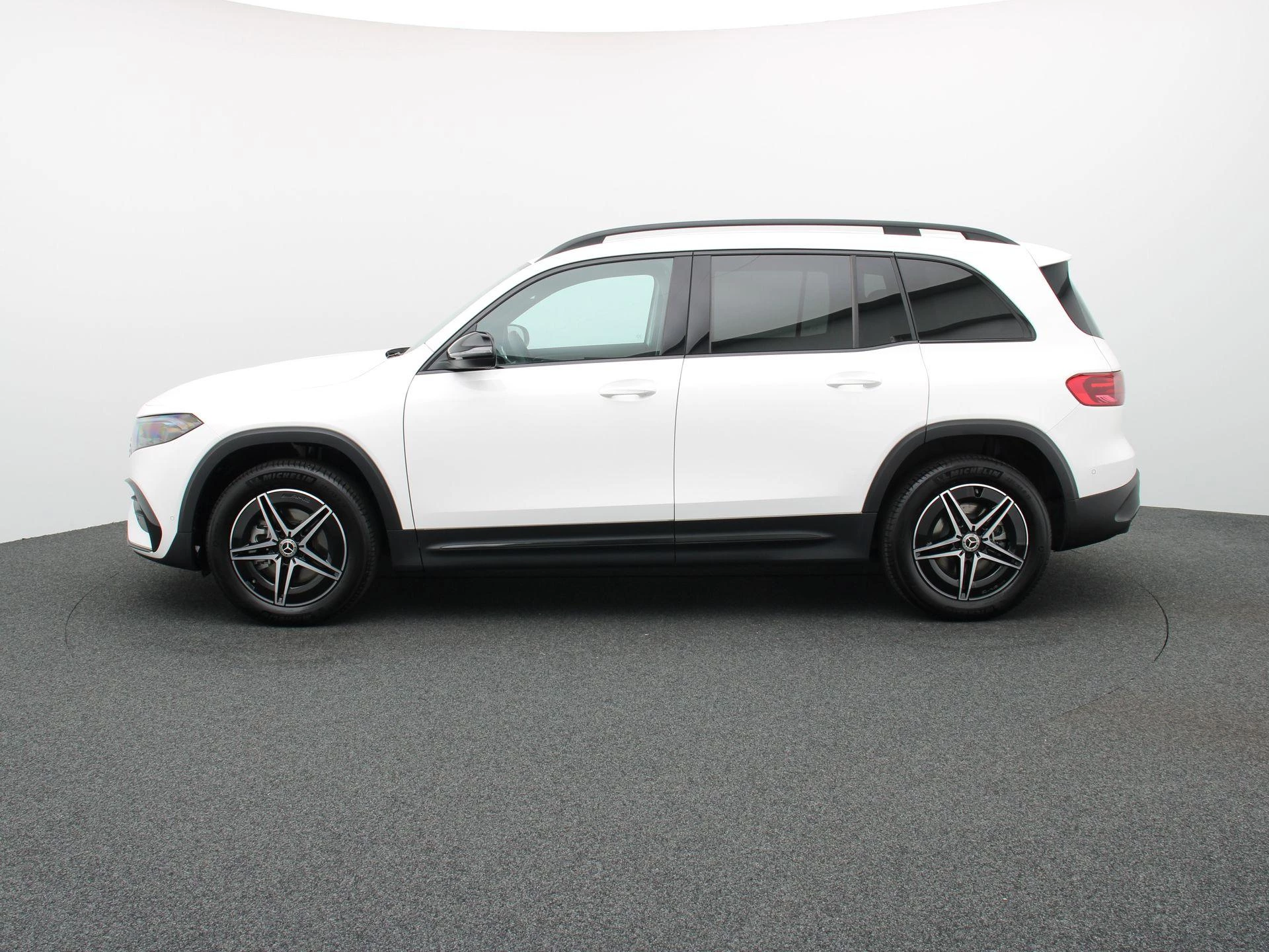 Mercedes-Benz EQB 250+ AMG Line + 7 ZITPLAATSEN + CARPLAY + NIGHTPAKKET +