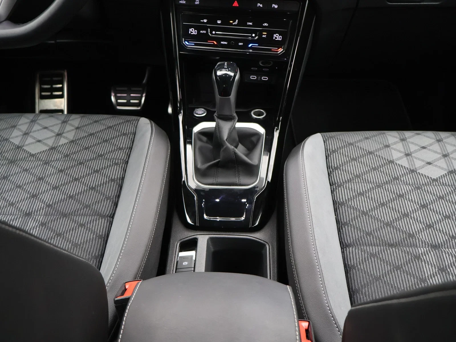 Volkswagen-T-Roc-image-13