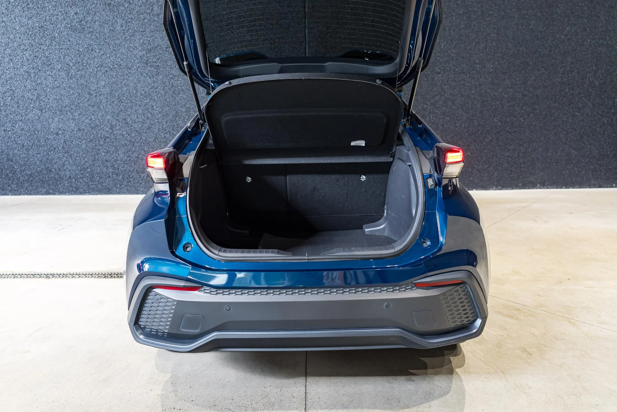 Toyota C-HR 1.8 VVT i-Hybrid C-Lub Mono-Tone E-CVT