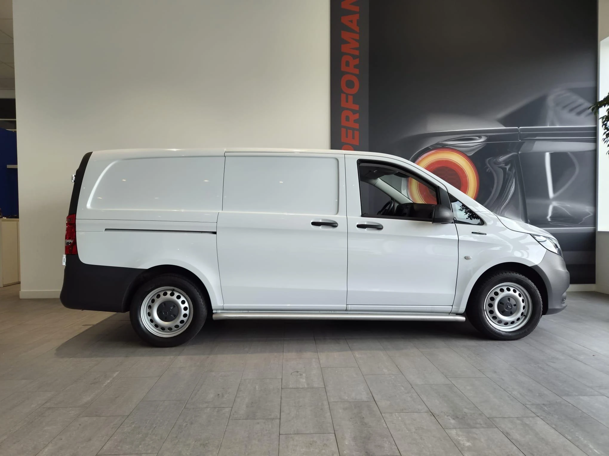 Mercedes-Benz-eVito-image-4