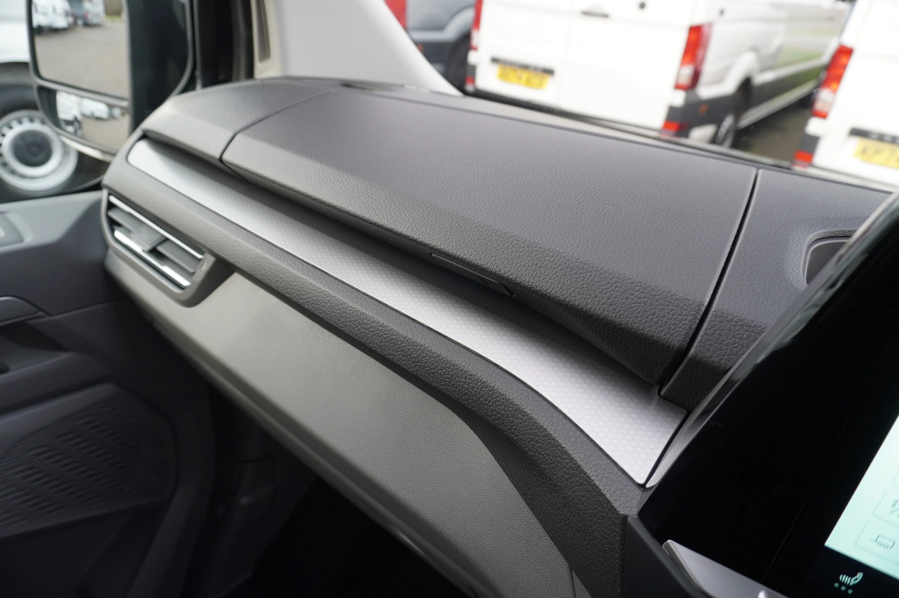 Volkswagen-Transporter-image-32