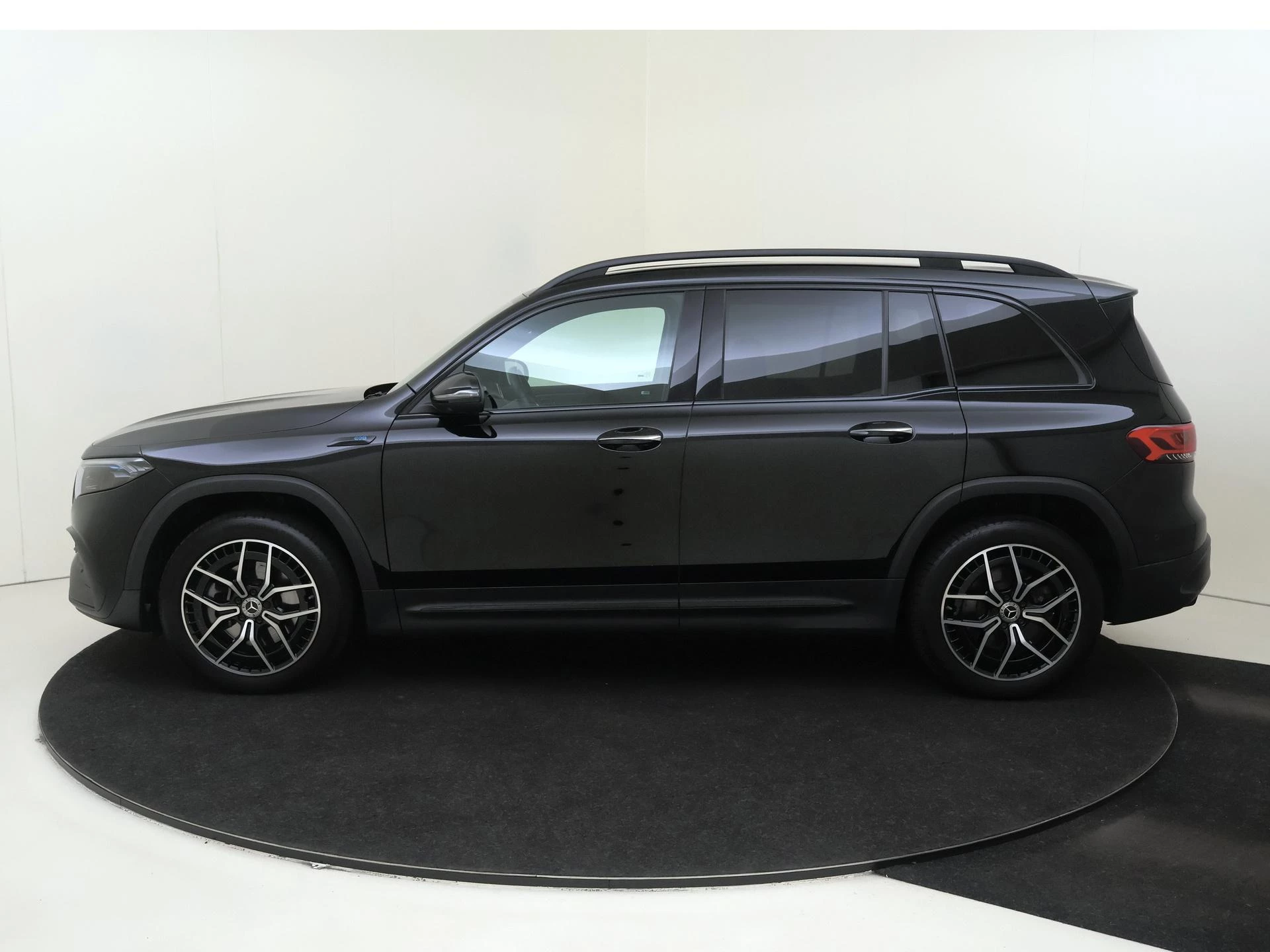 Mercedes-Benz-EQB-image-7
