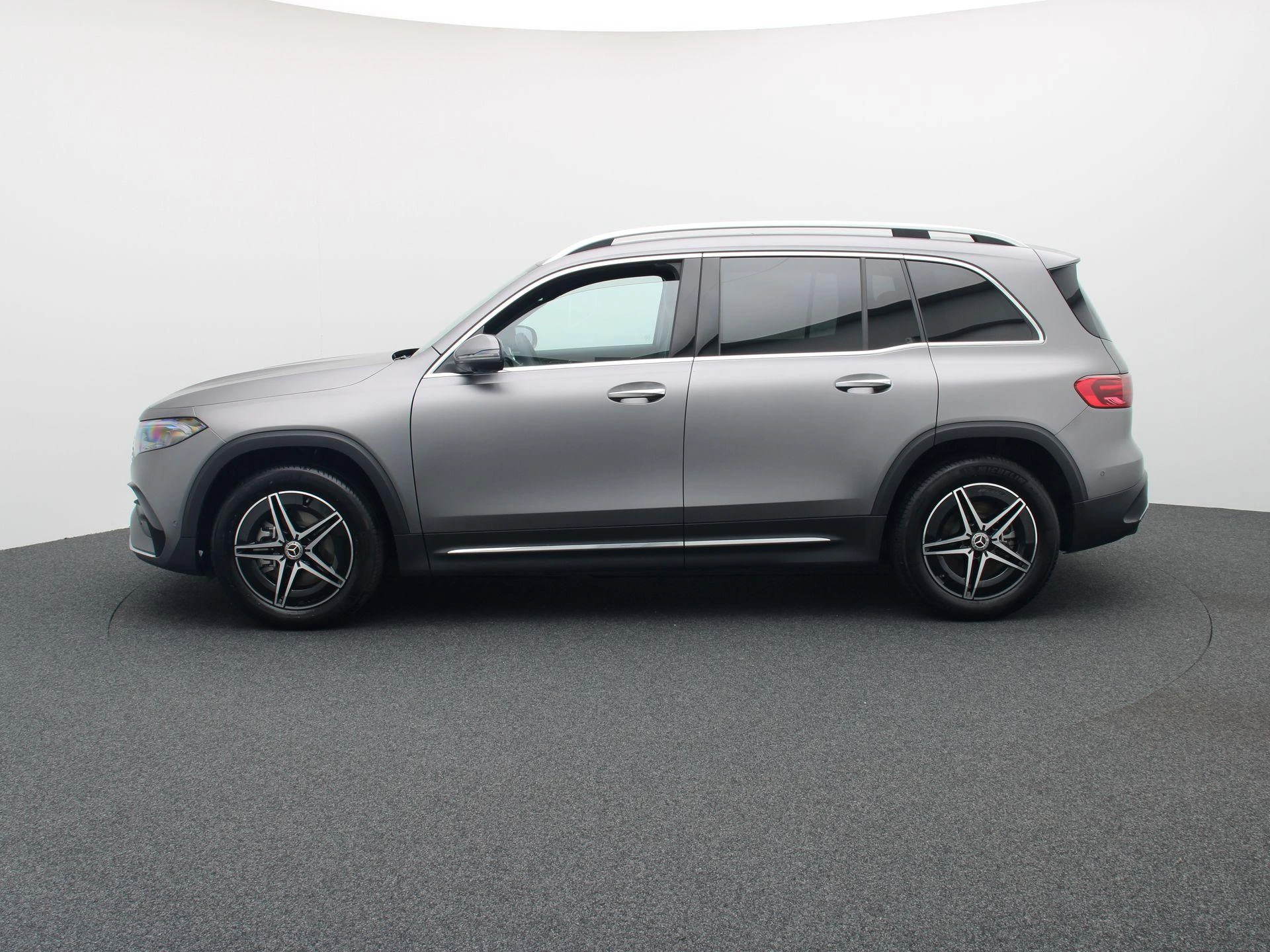 Mercedes-Benz-EQB-image-3