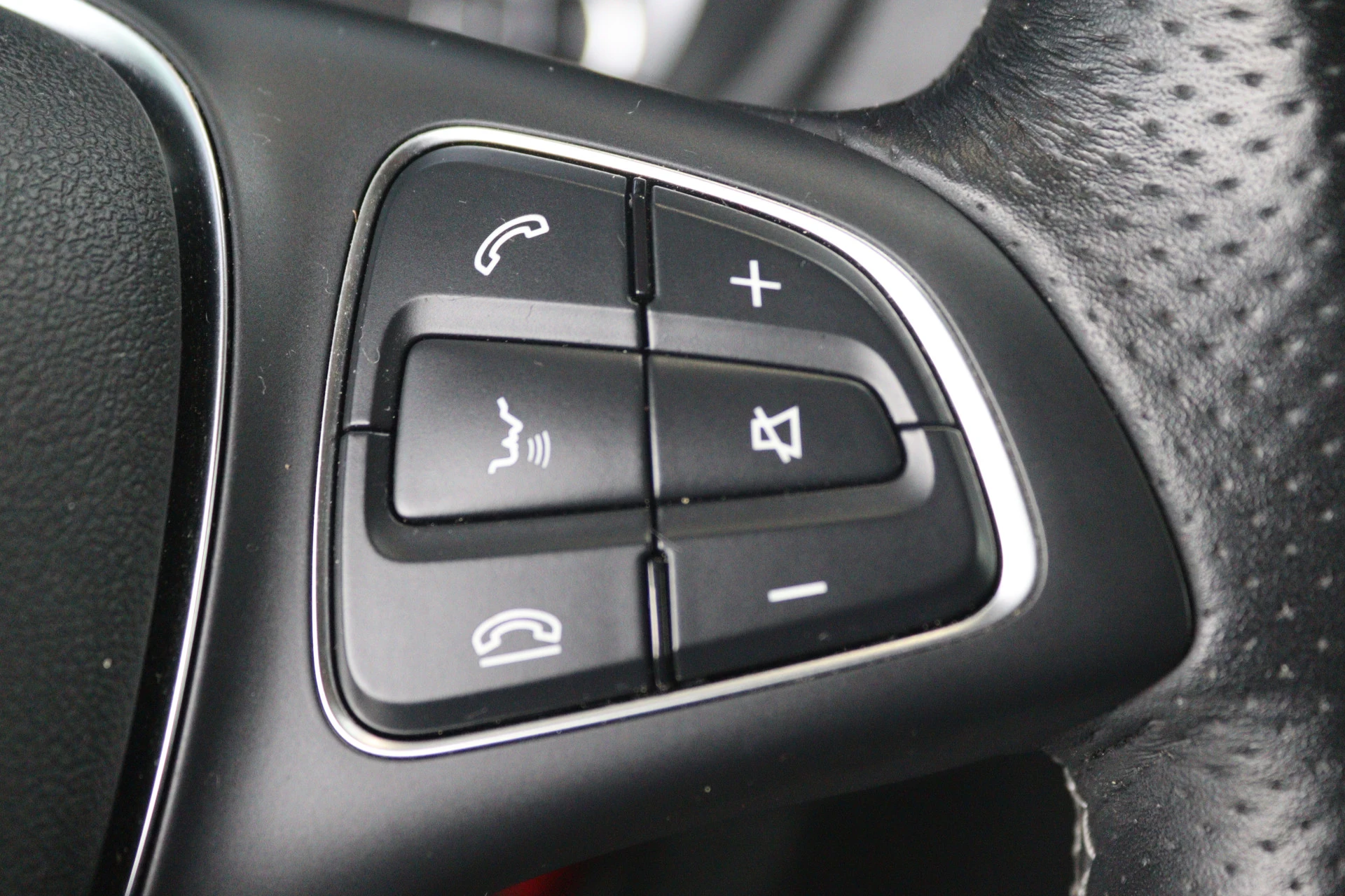 Mercedes-Benz-eVito-image-12