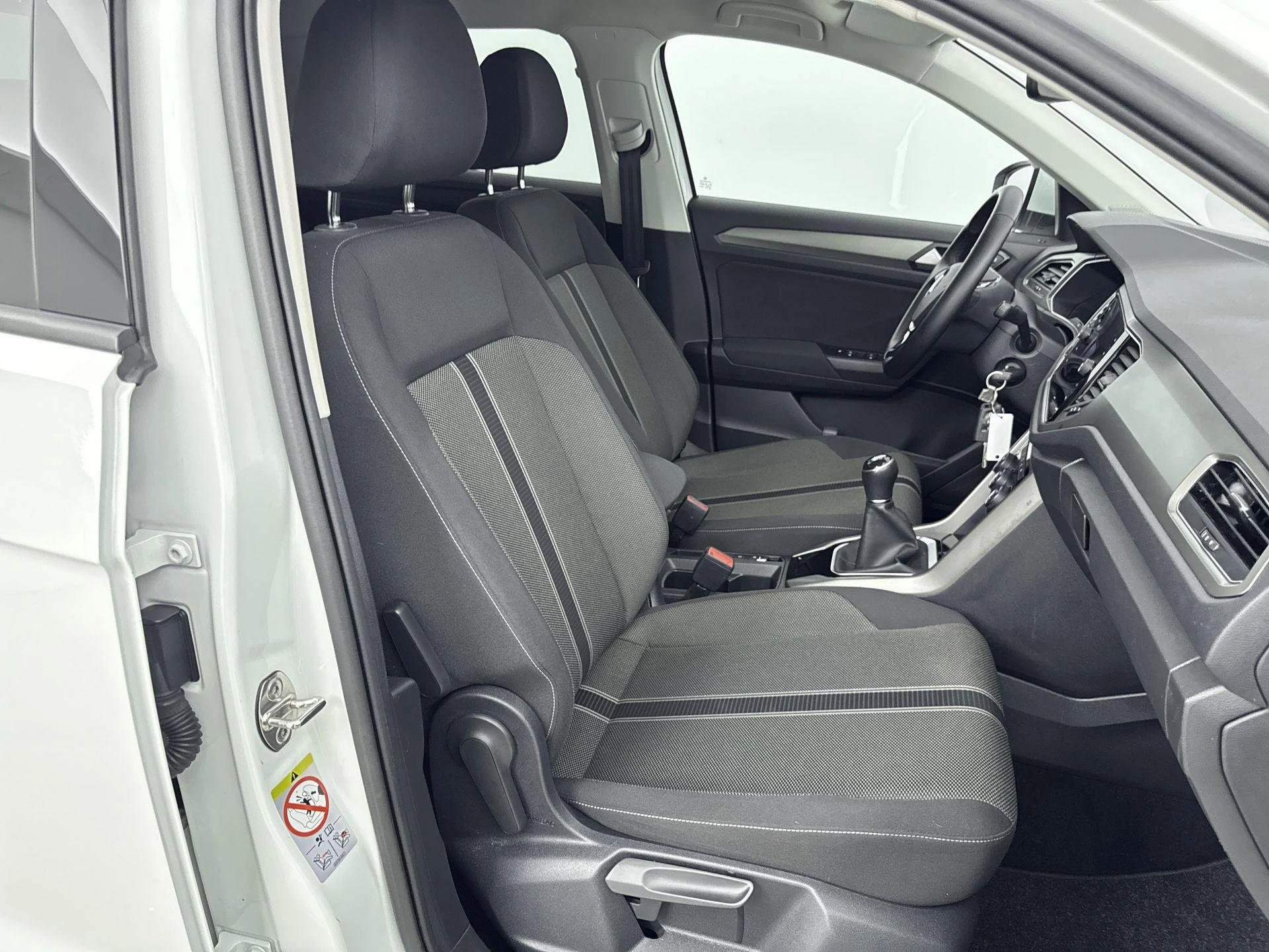 Volkswagen-T-Roc-image-24