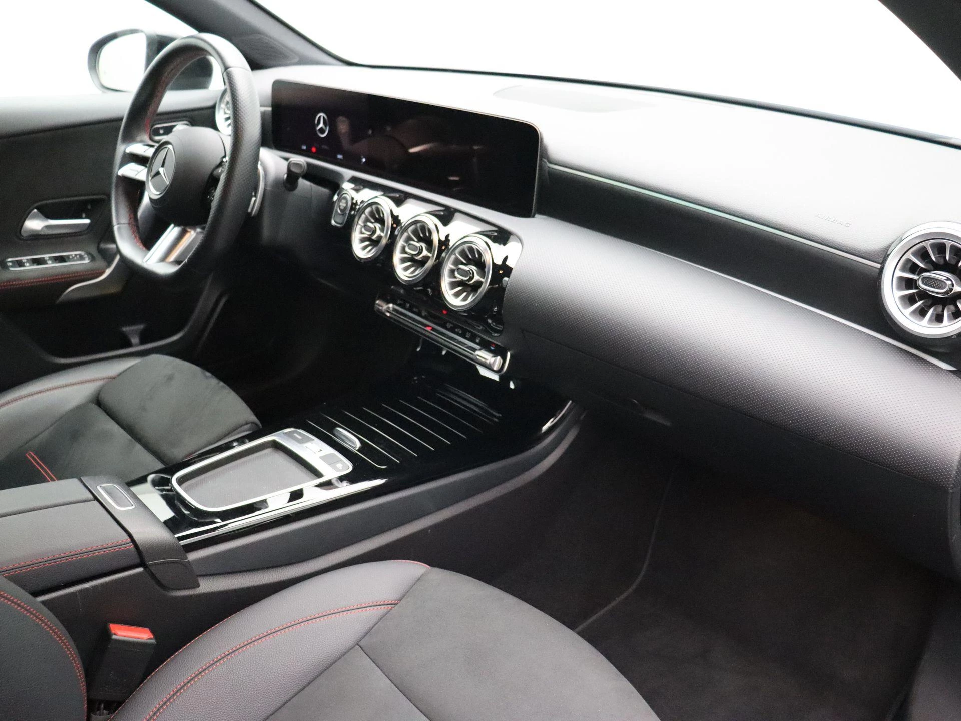 Mercedes-Benz A-Klasse 250 e AMG Line Limousine + TREKHAAK + CARPLAY + NIGHTPAKKET +