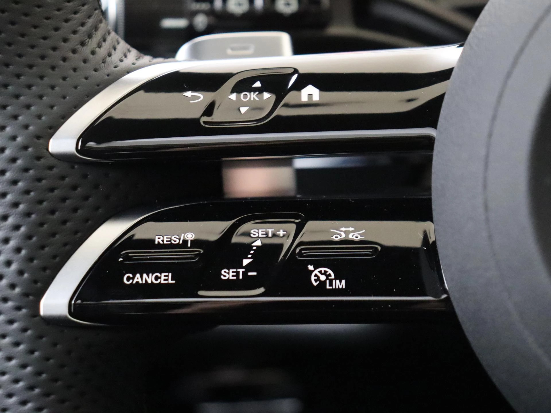 Mercedes-Benz-E-Klasse-image-12
