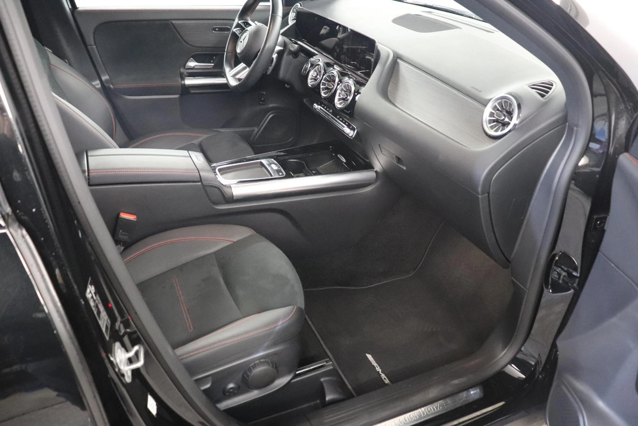 Mercedes-Benz-GLA-image-17