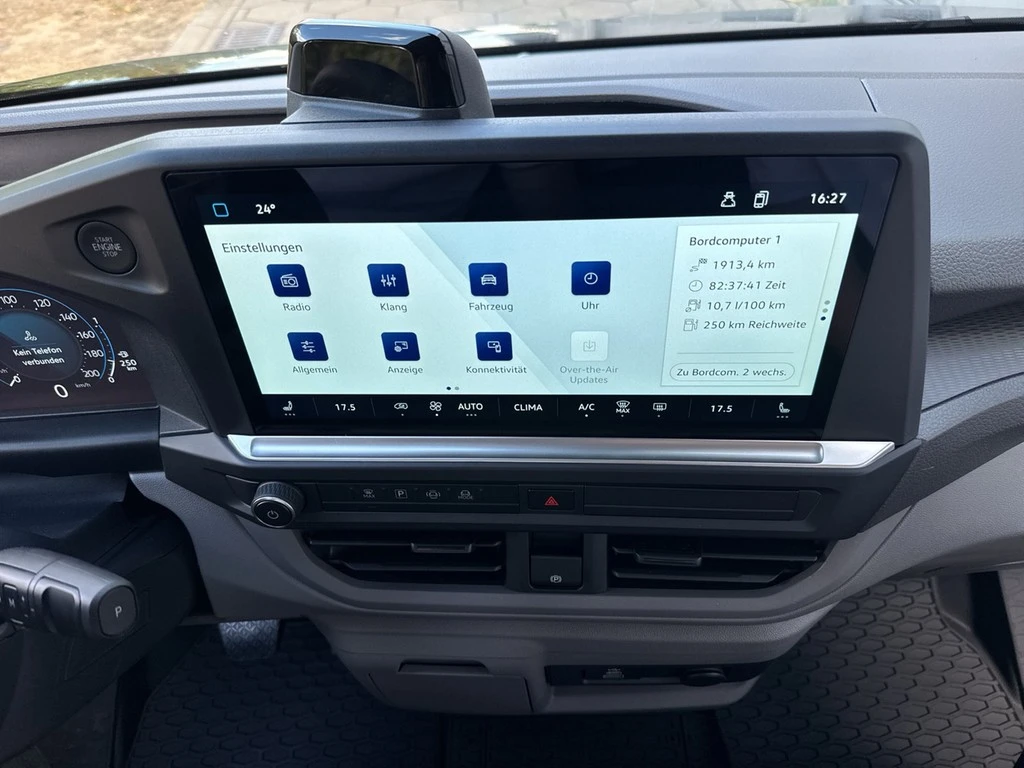 Volkswagen-Caravelle-image-10