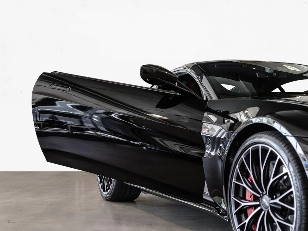 Aston Martin-V8 Vantage-image-16