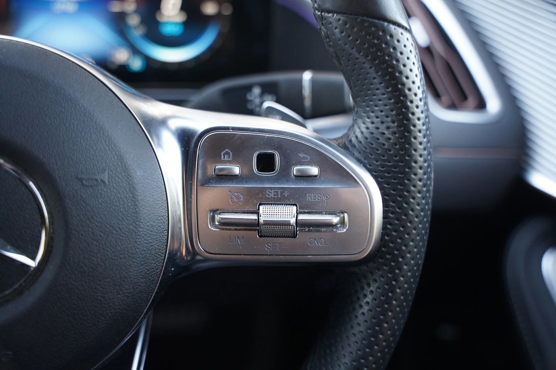 Mercedes-Benz-EQC-image-19