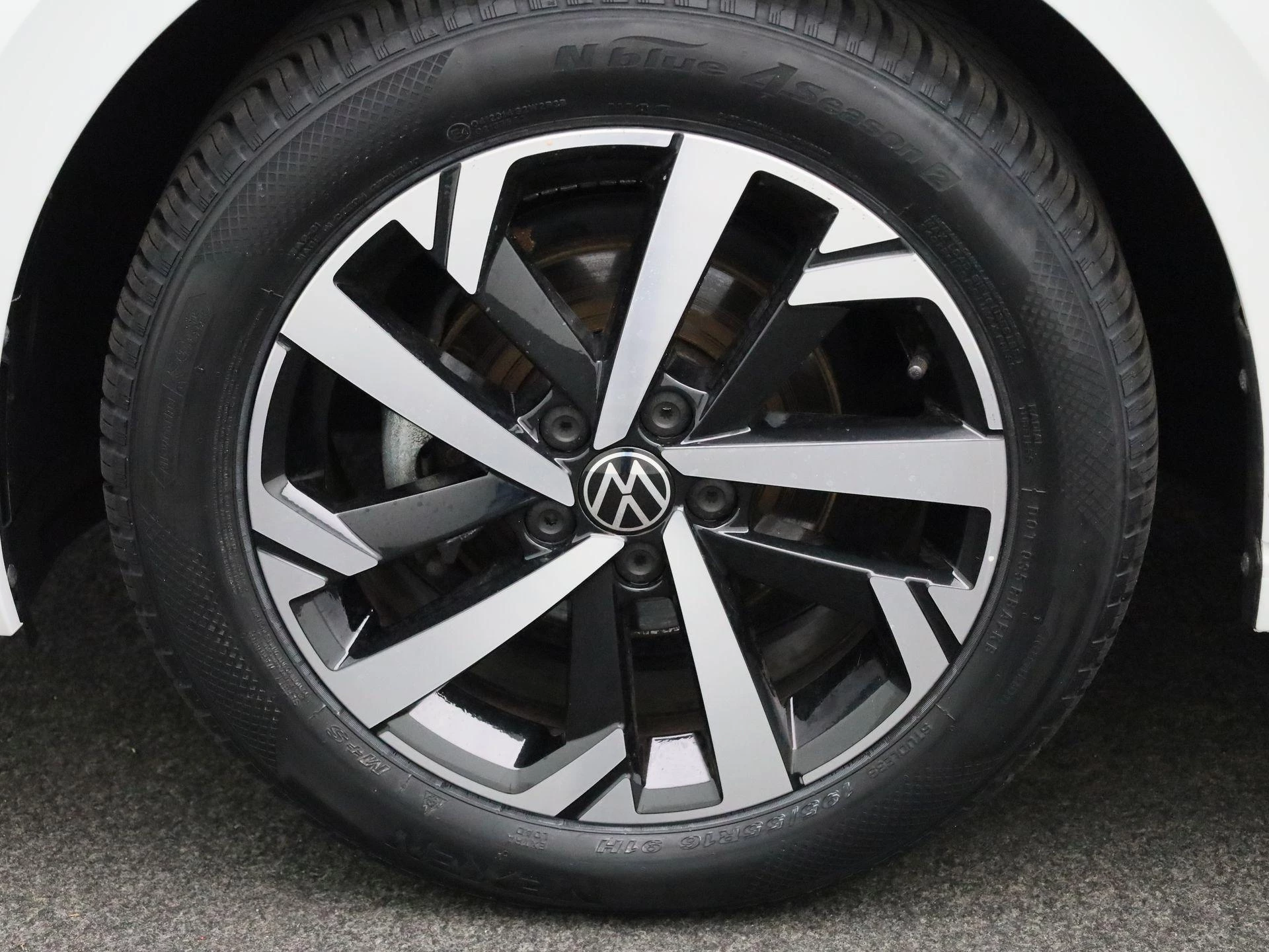 Volkswagen-Polo-image-13