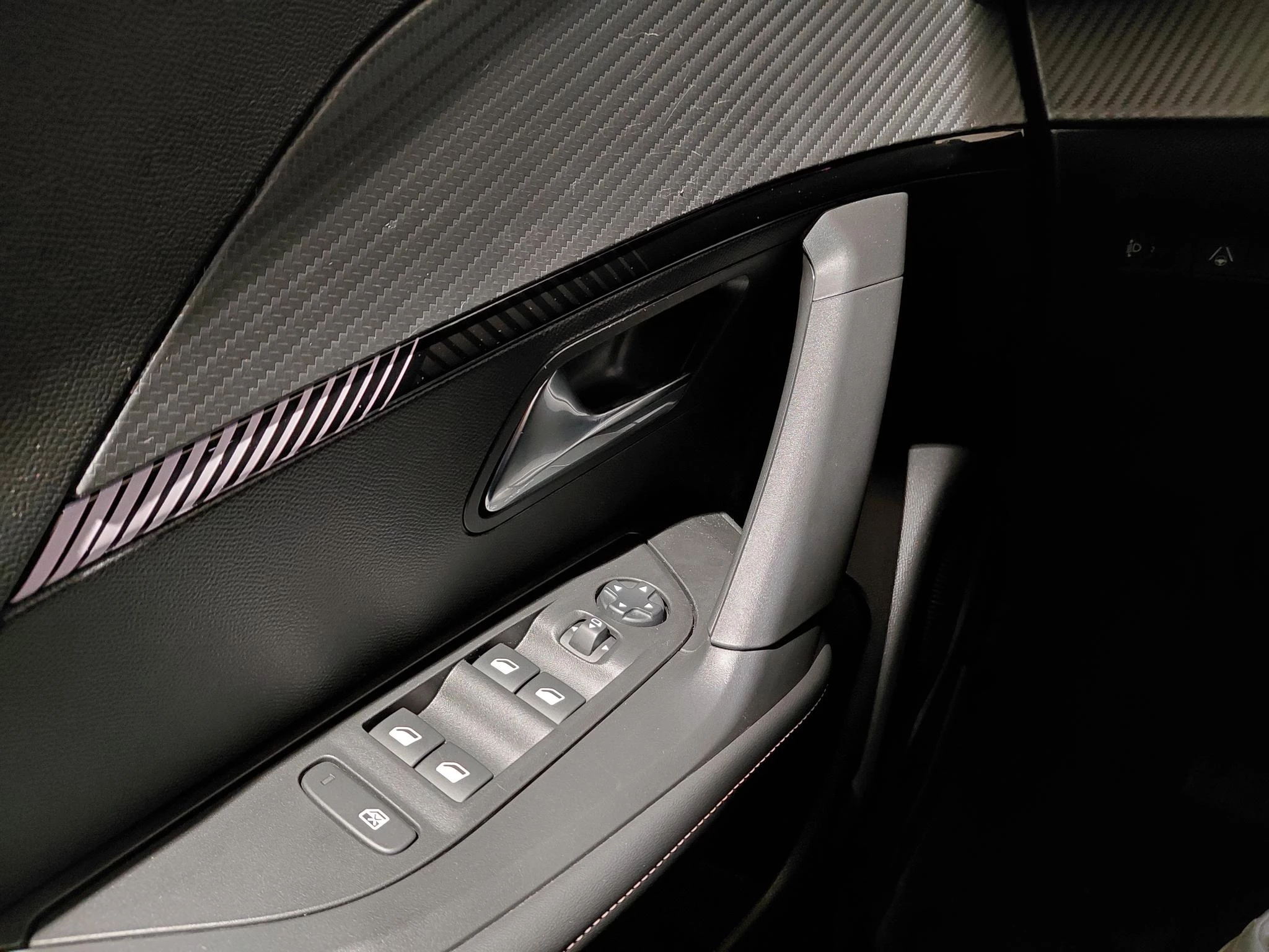 Peugeot-e-2008-image-13