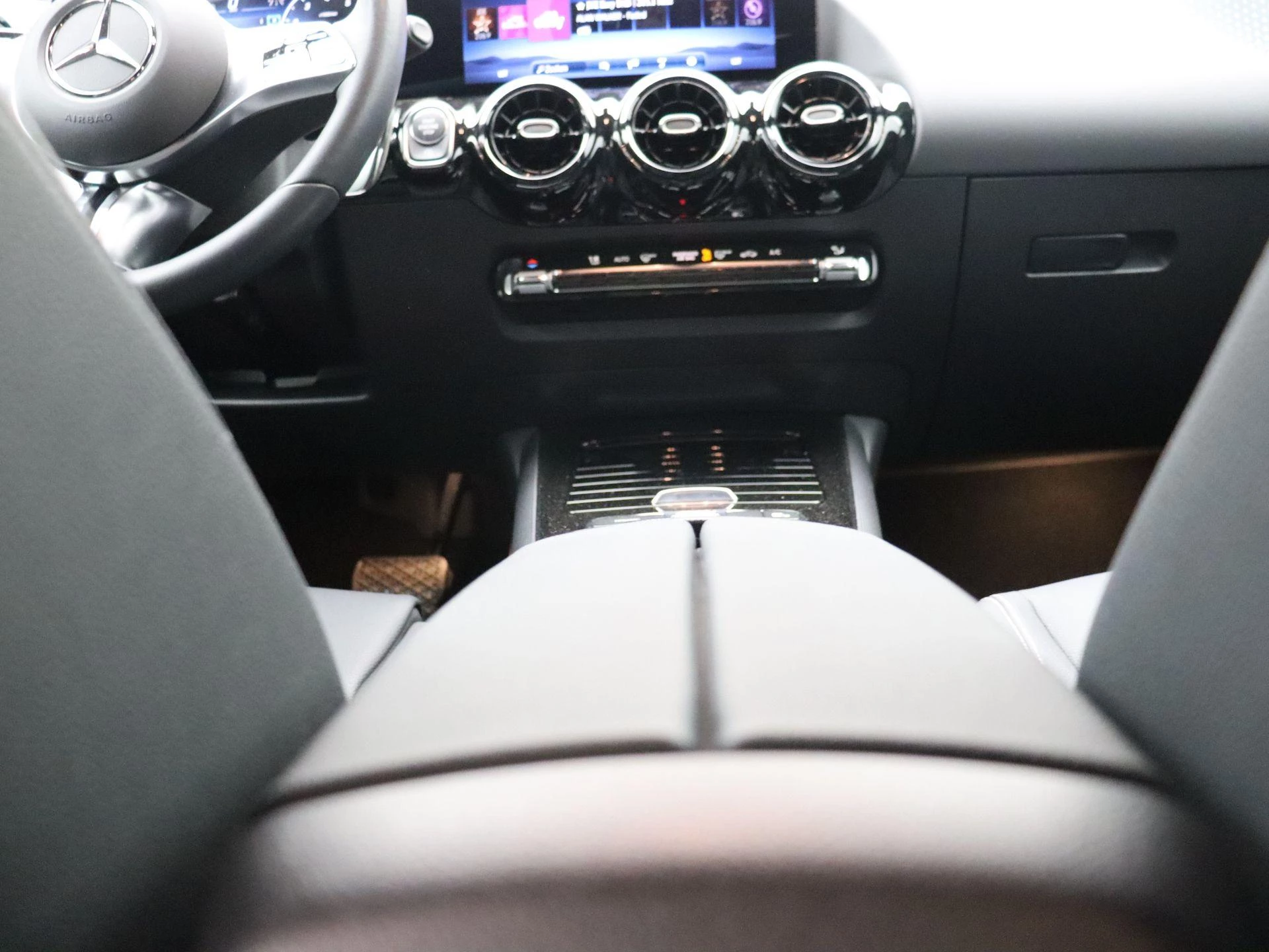 Mercedes-Benz GLA 180 Business Line + TREKHAAK + CAMERA + SENSOREN +