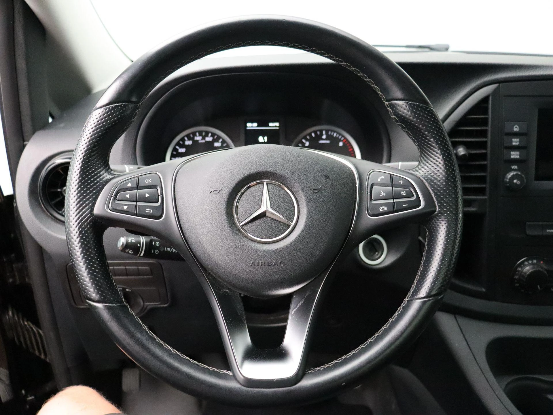 Mercedes-Benz-Vito-image-13