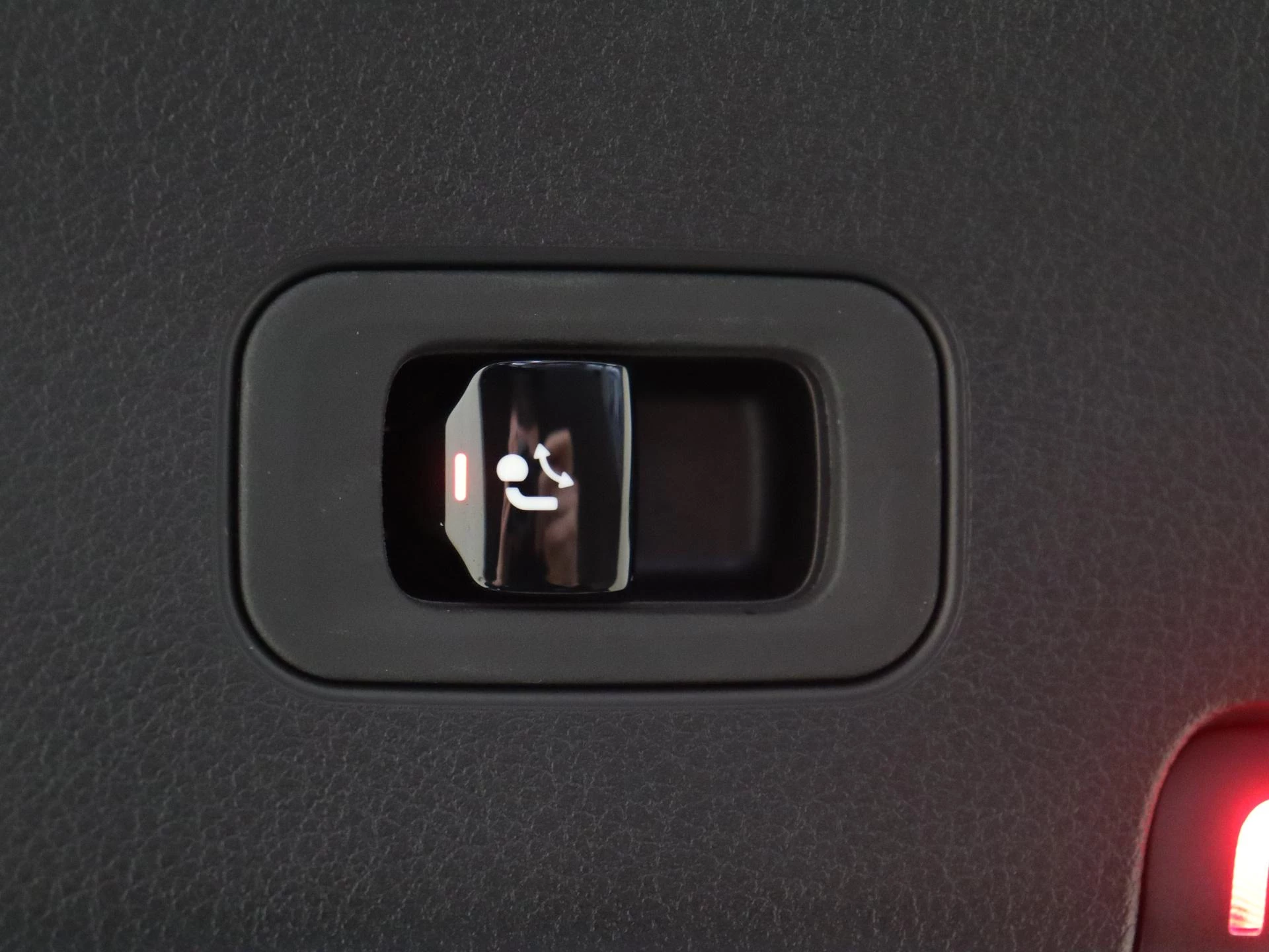 Mercedes-Benz-GLC-image-35