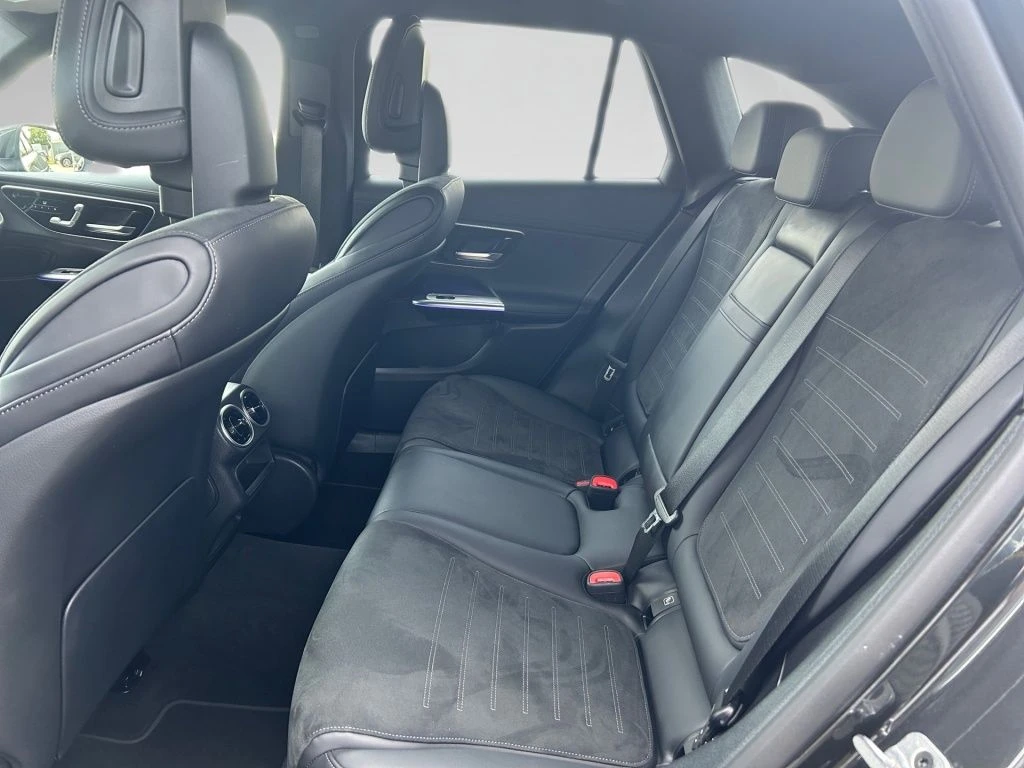 Mercedes-Benz-GLC 300 d-image-9