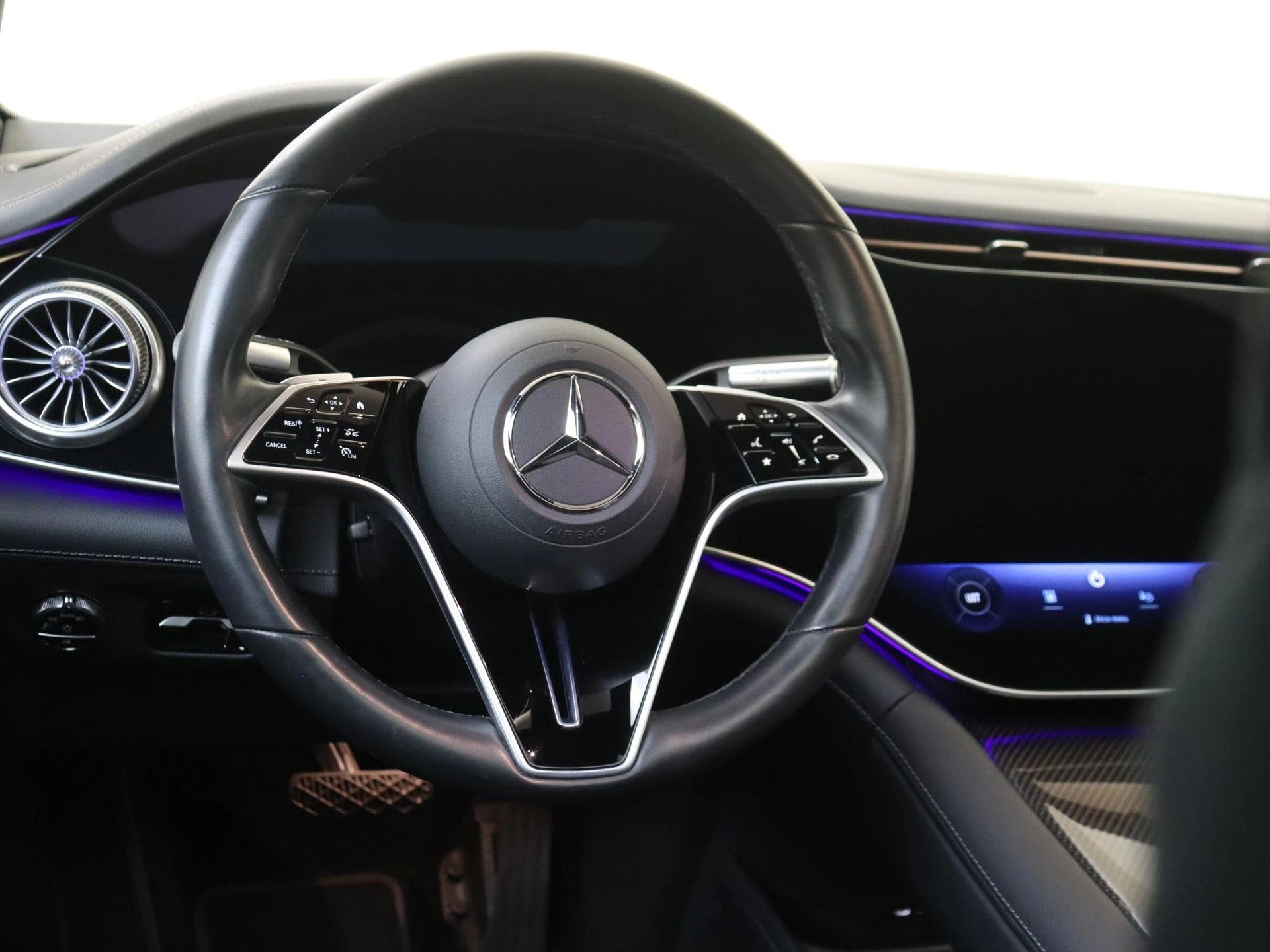 Mercedes-Benz-EQS-image-9