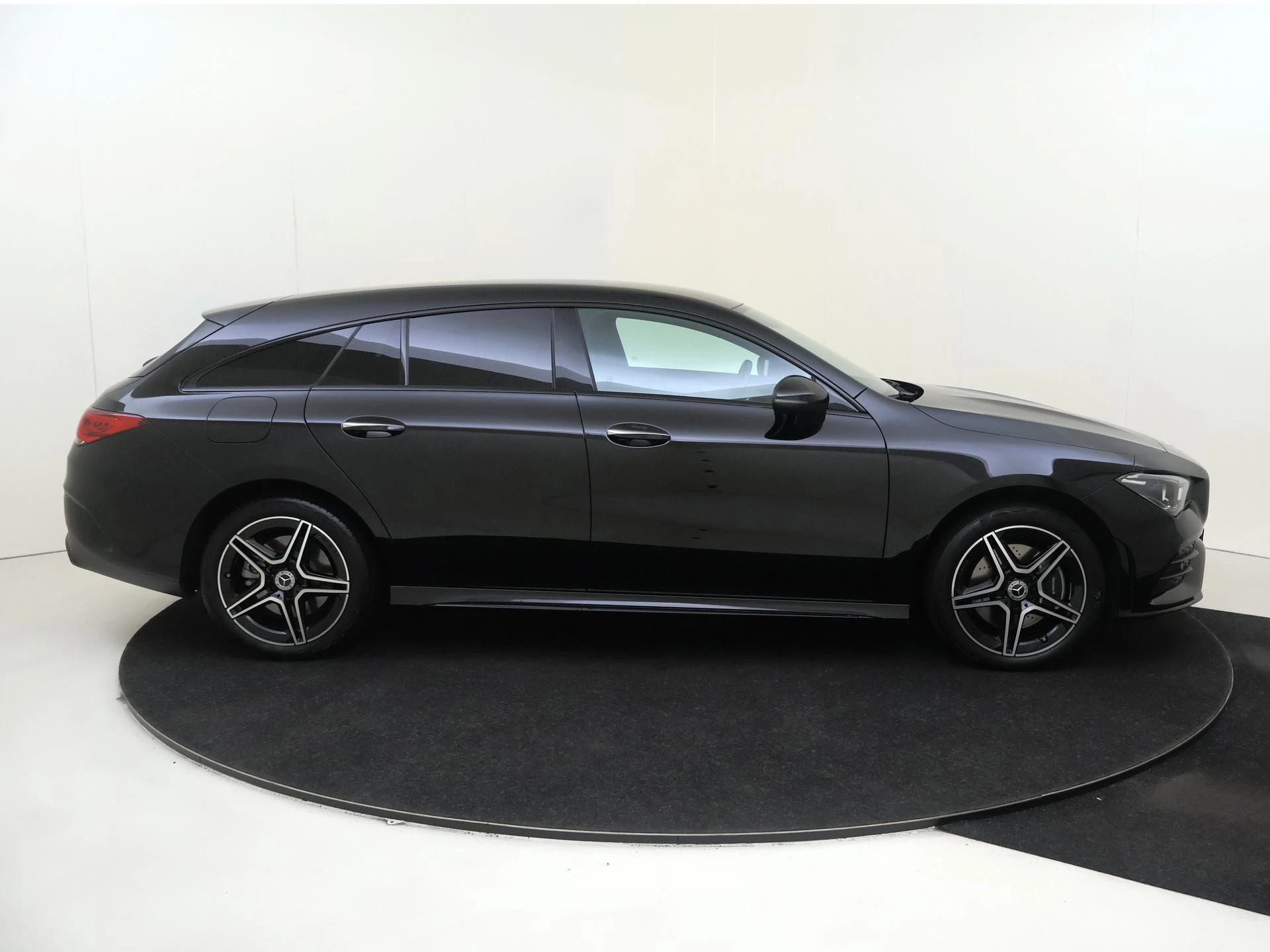 Mercedes-Benz-CLA-image-8