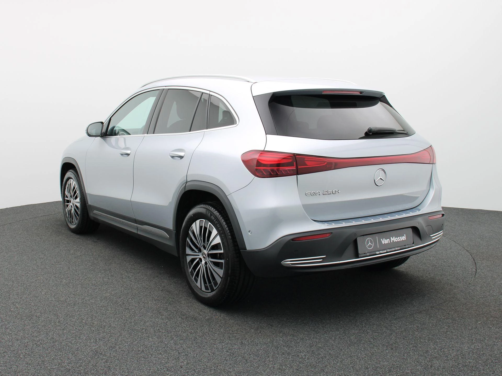 Mercedes-Benz EQA 250+ Business Line + CARPLAY + LED + CAMERA +