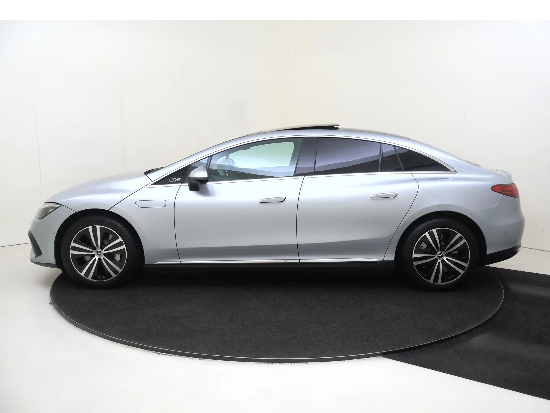 Mercedes-Benz-EQE-image-7