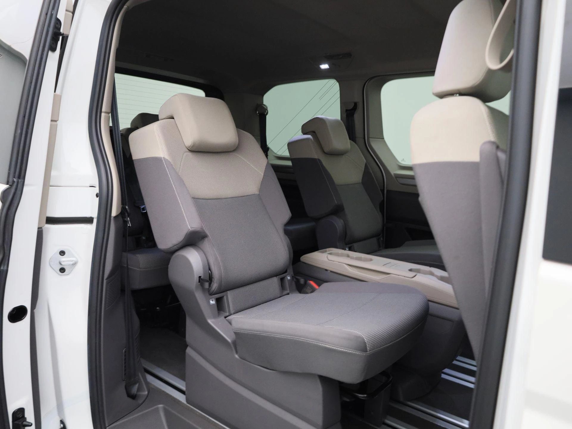 Volkswagen-Multivan-image-37