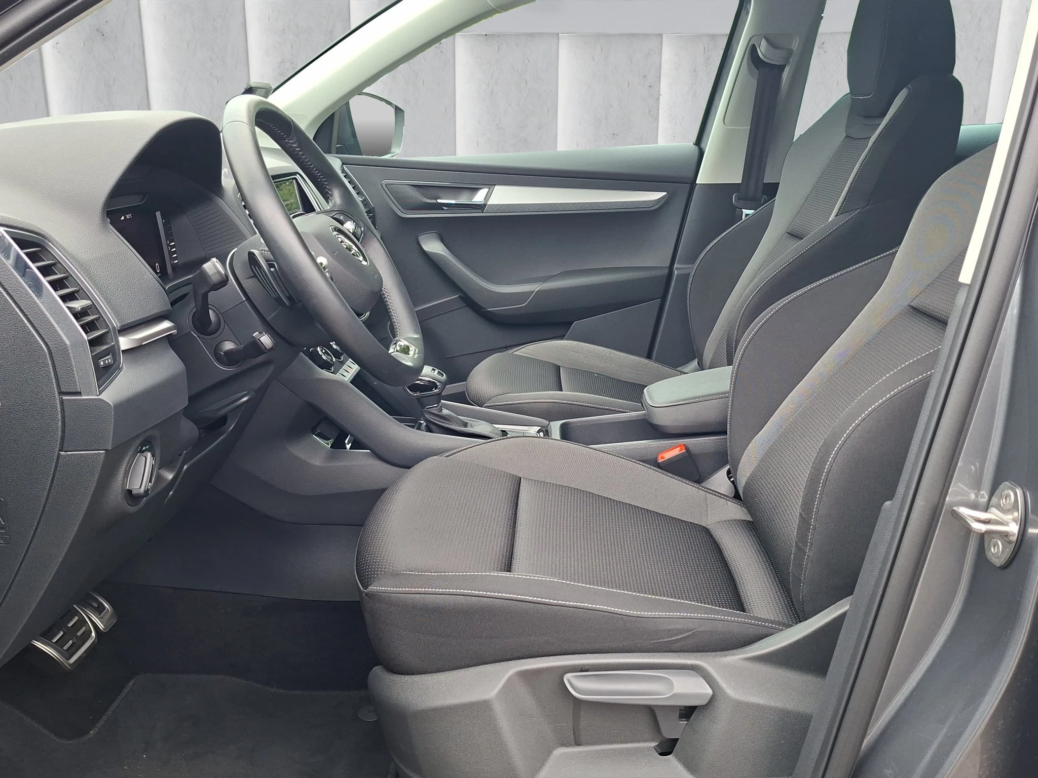 Škoda Karoq Tour 1.5 TSI ACT Aut. | LED | AHK | ACC | RFK | SHZ | LMF | Navi