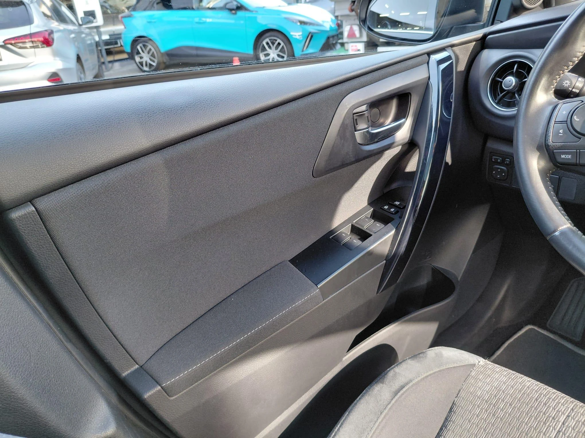 Toyota Auris Touring Sports 1.8 VVT-i Hybrid CVT Dynamic HSD