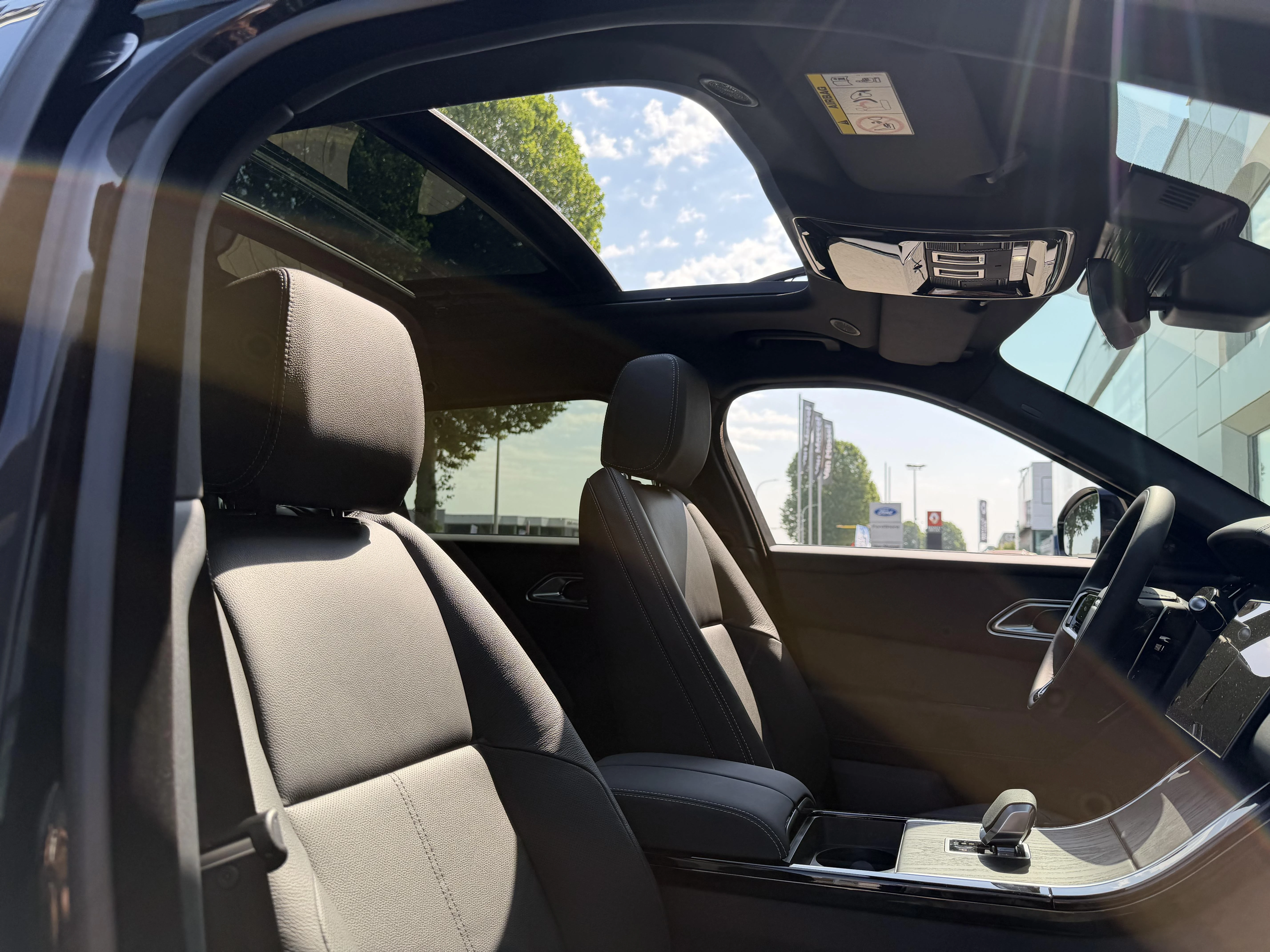 Land Rover Range Rover Velar P400e Belgravia AWD Auto. 26.75MY