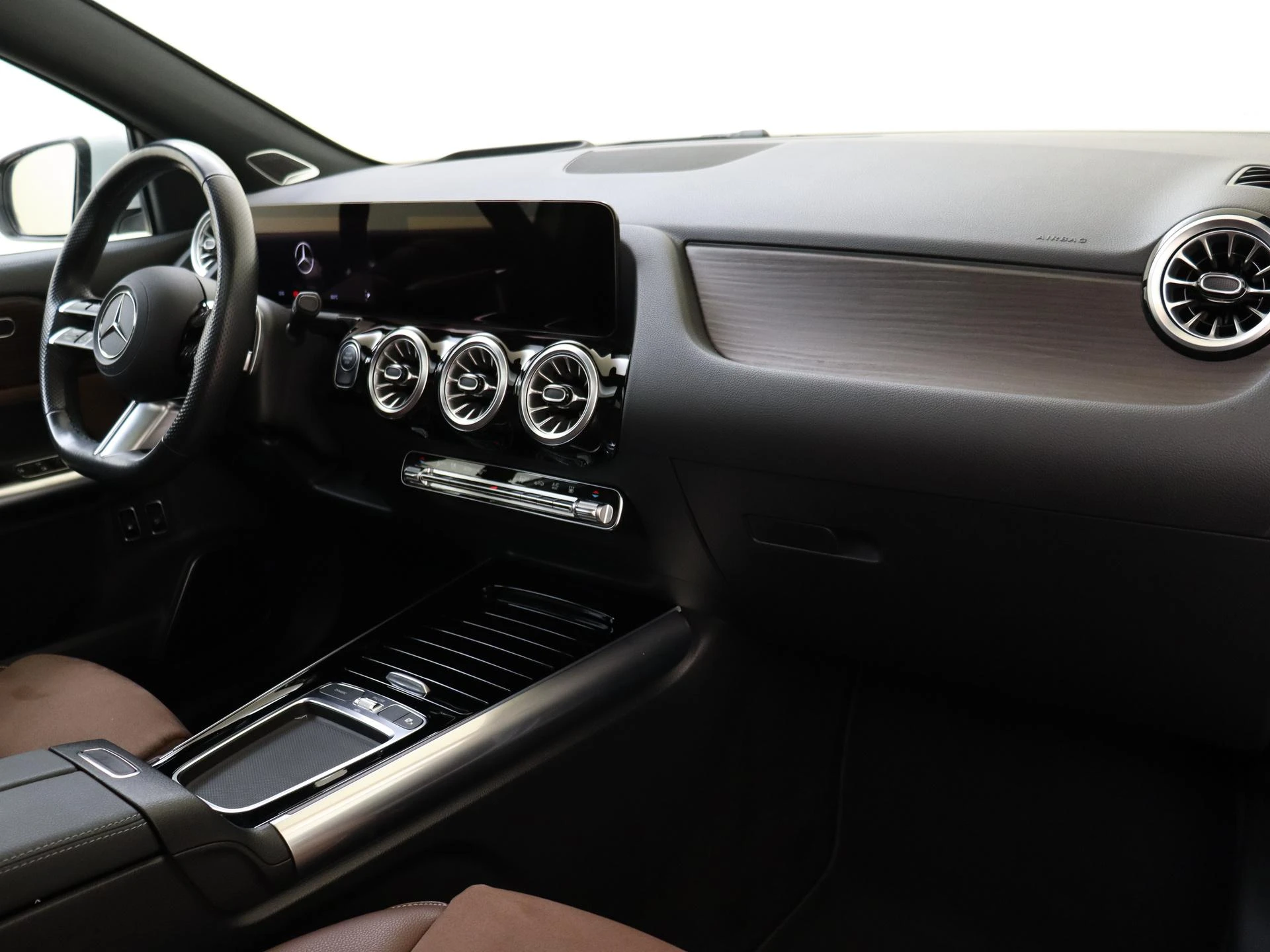 Mercedes-Benz-GLA-image-4