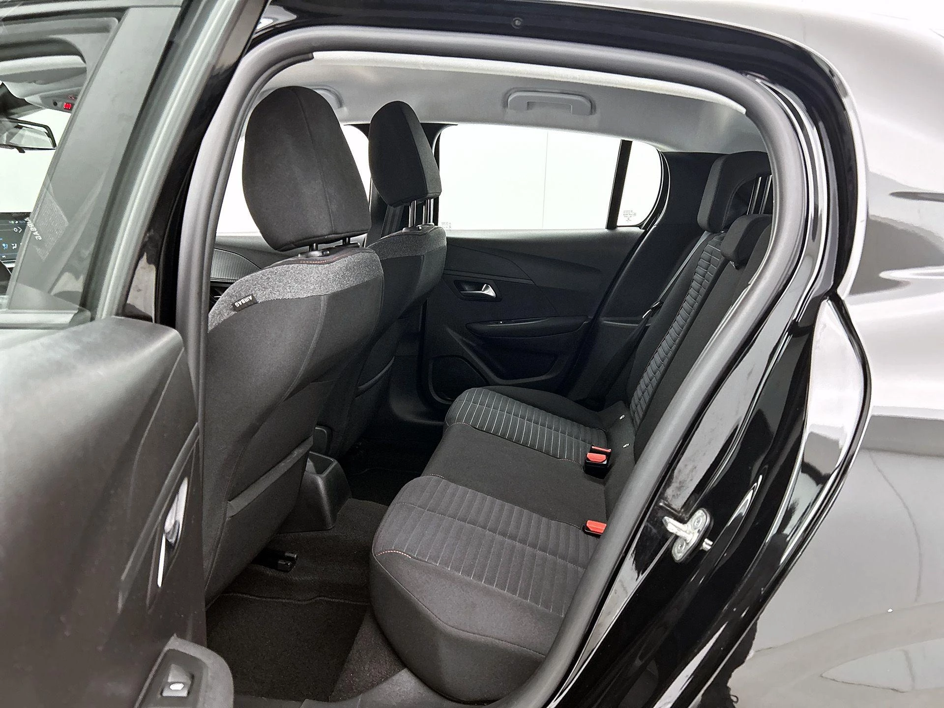 Peugeot-208-image-25