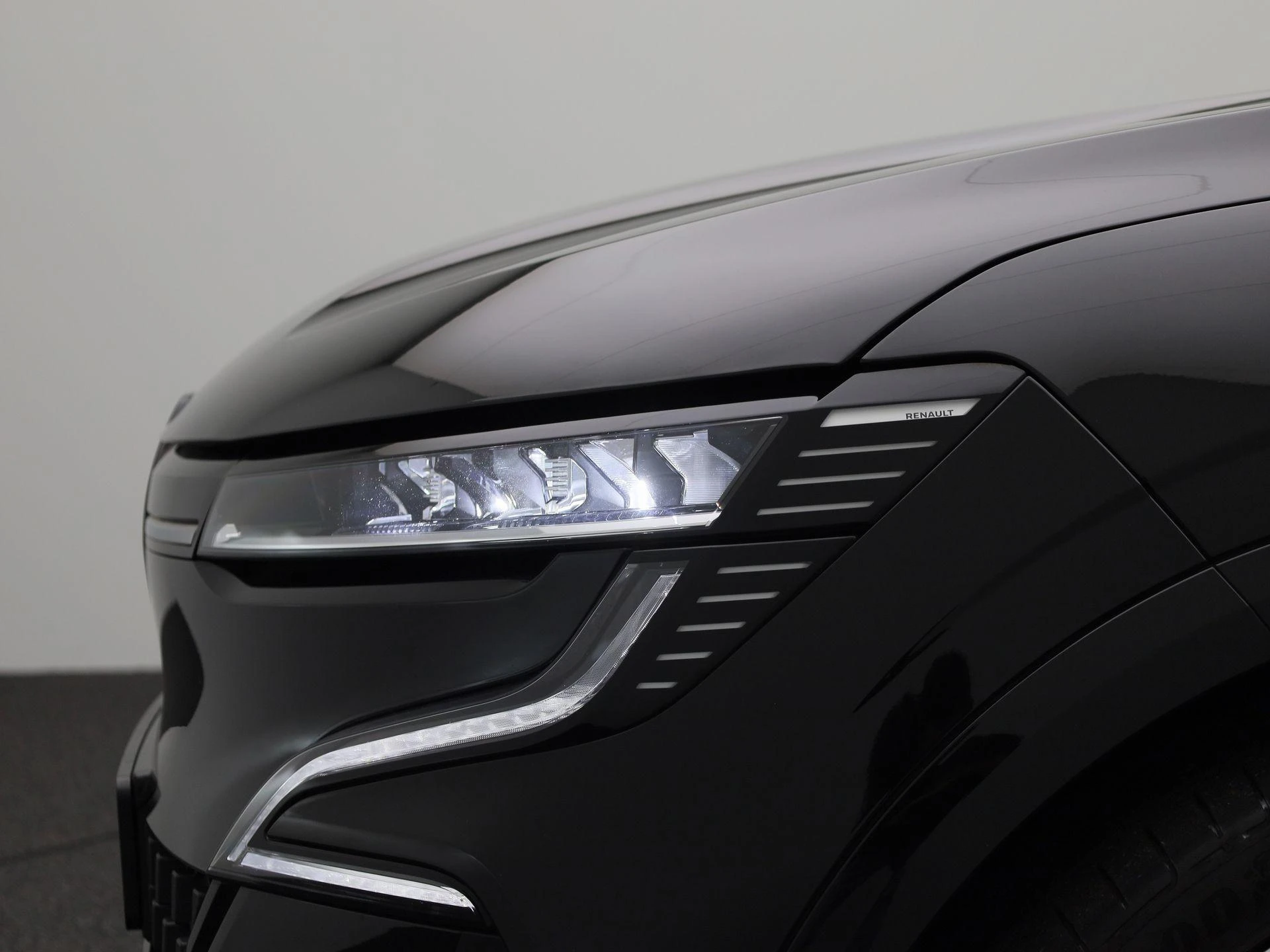 Renault-Megane E-Tech-image-13
