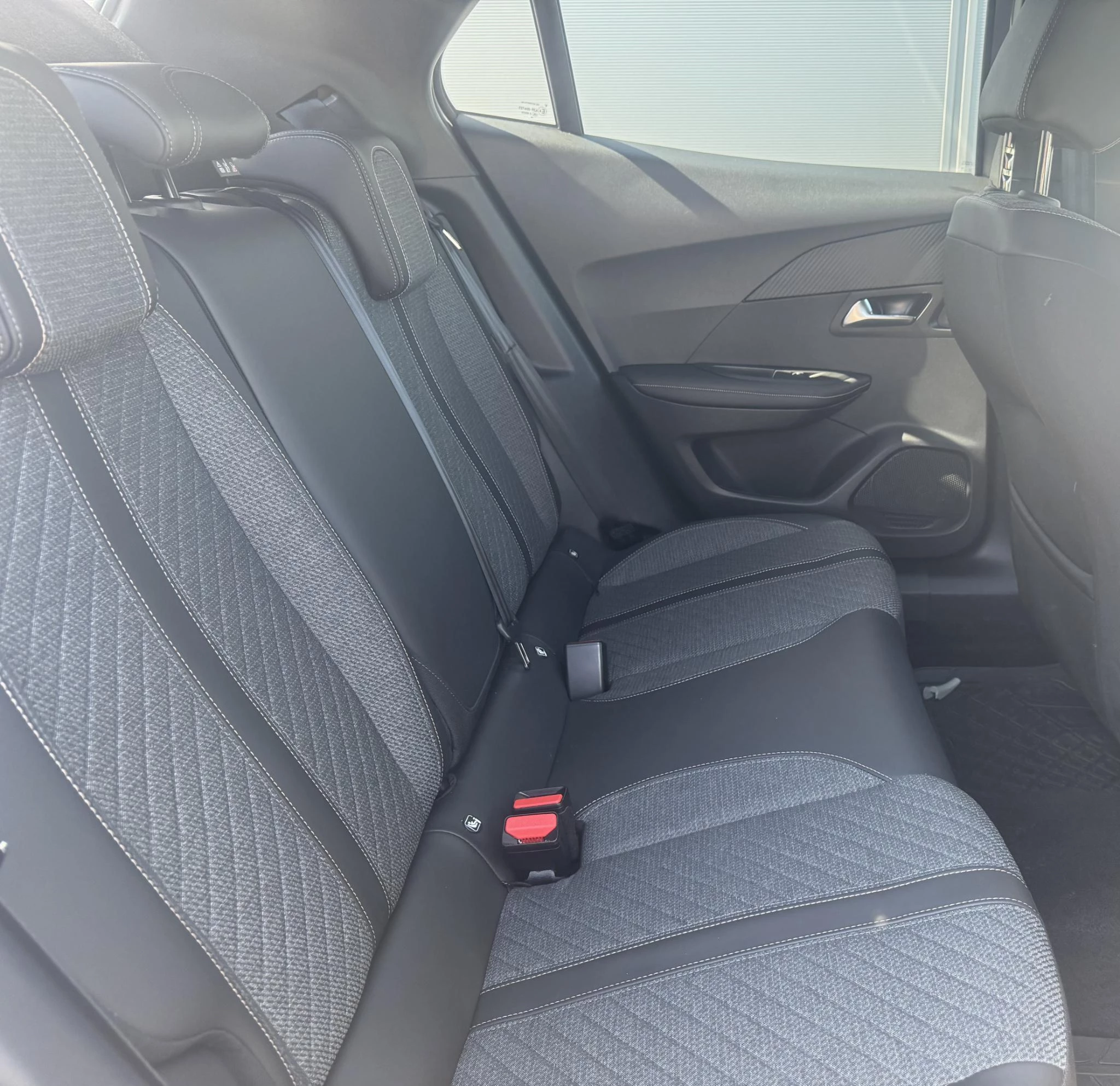 Peugeot e-2008 EV Allure 54 kWh