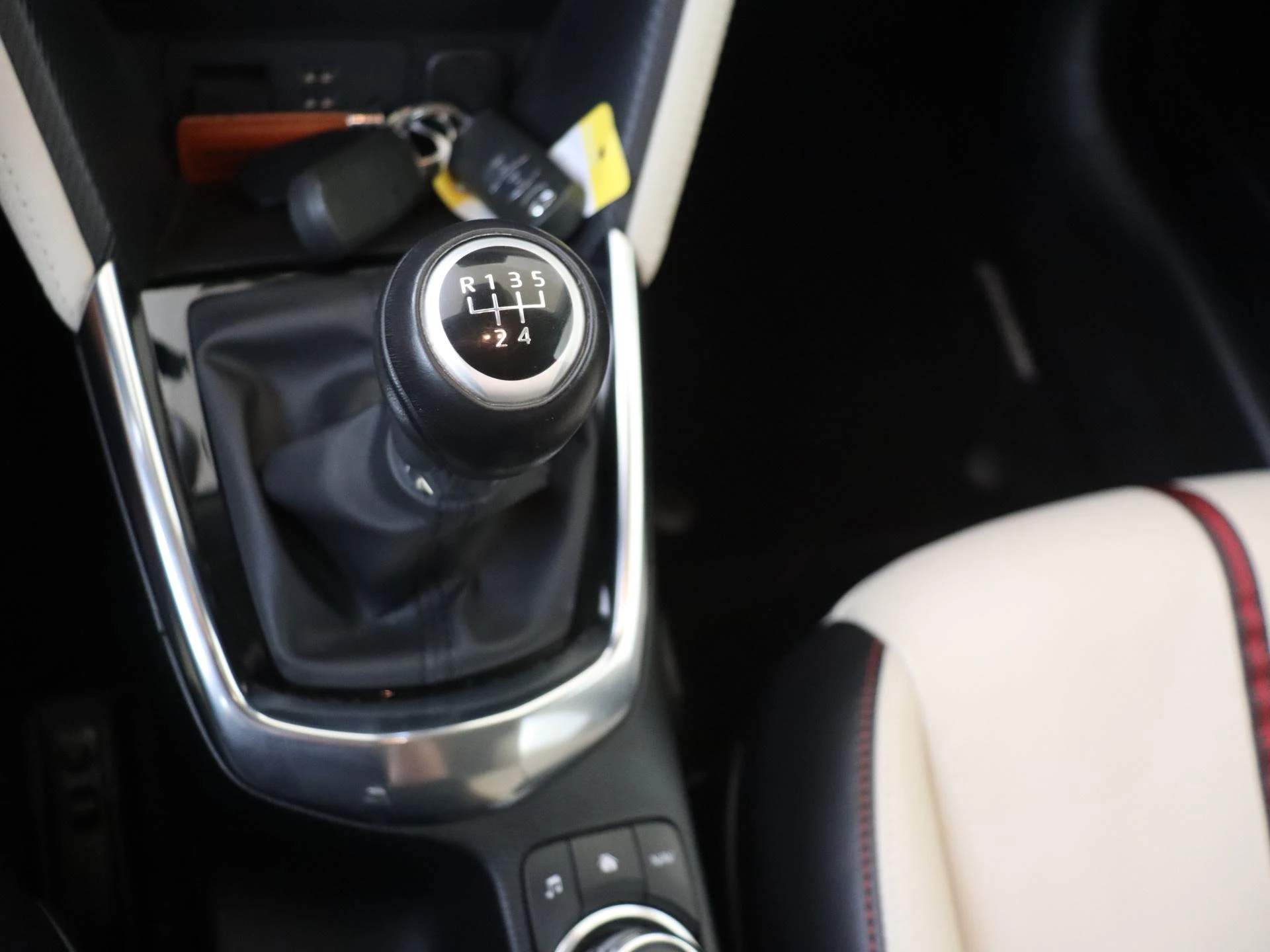 Mazda-2-image-22
