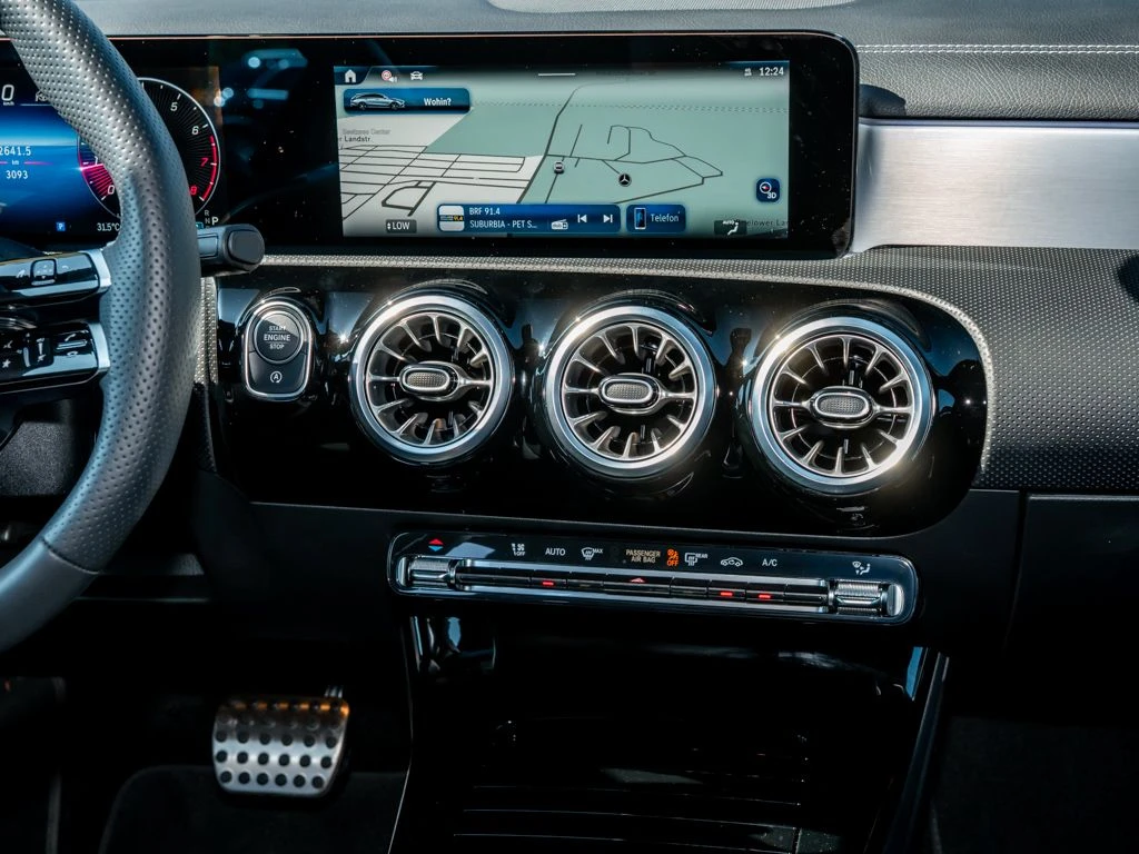 Mercedes-Benz-CLA 200-image-10