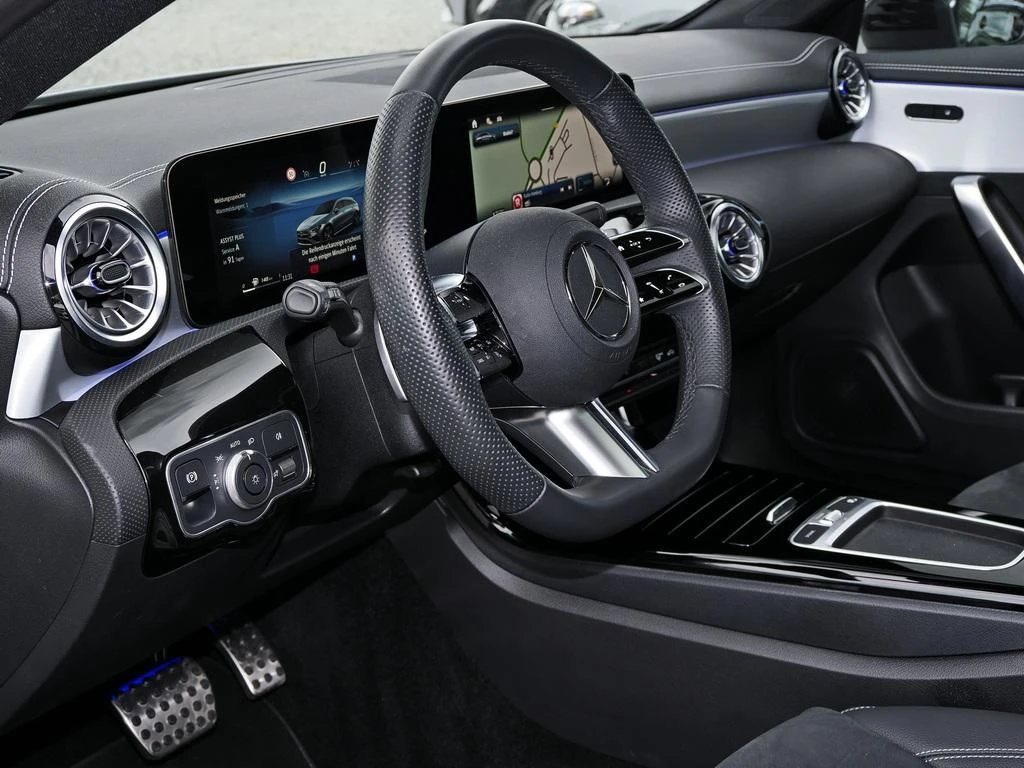 Mercedes-Benz-CLA 200-image-8