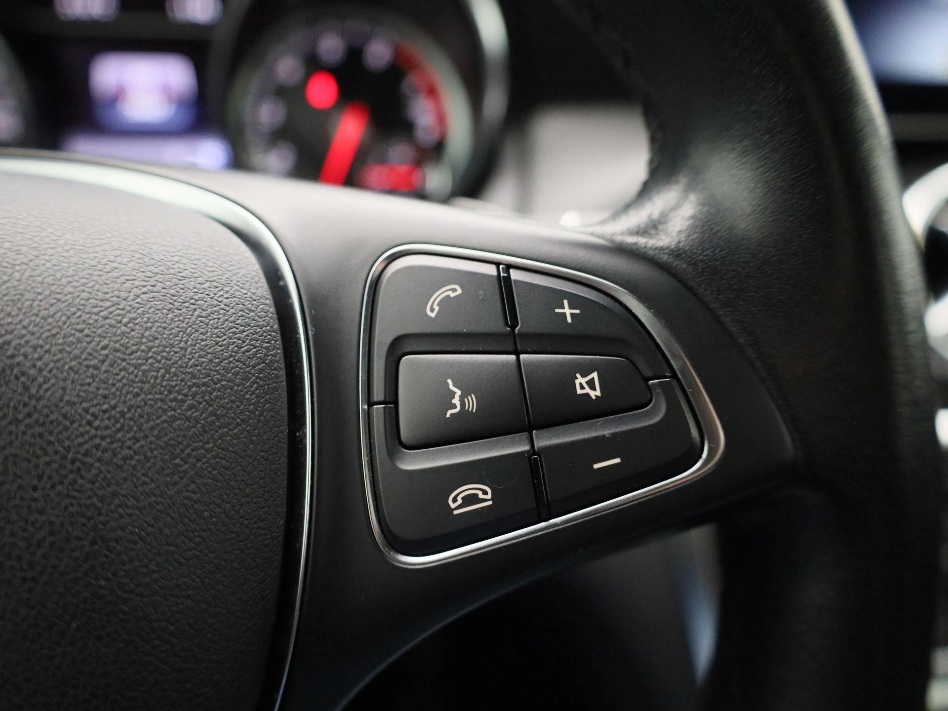 Mercedes-Benz-GLA-image-16