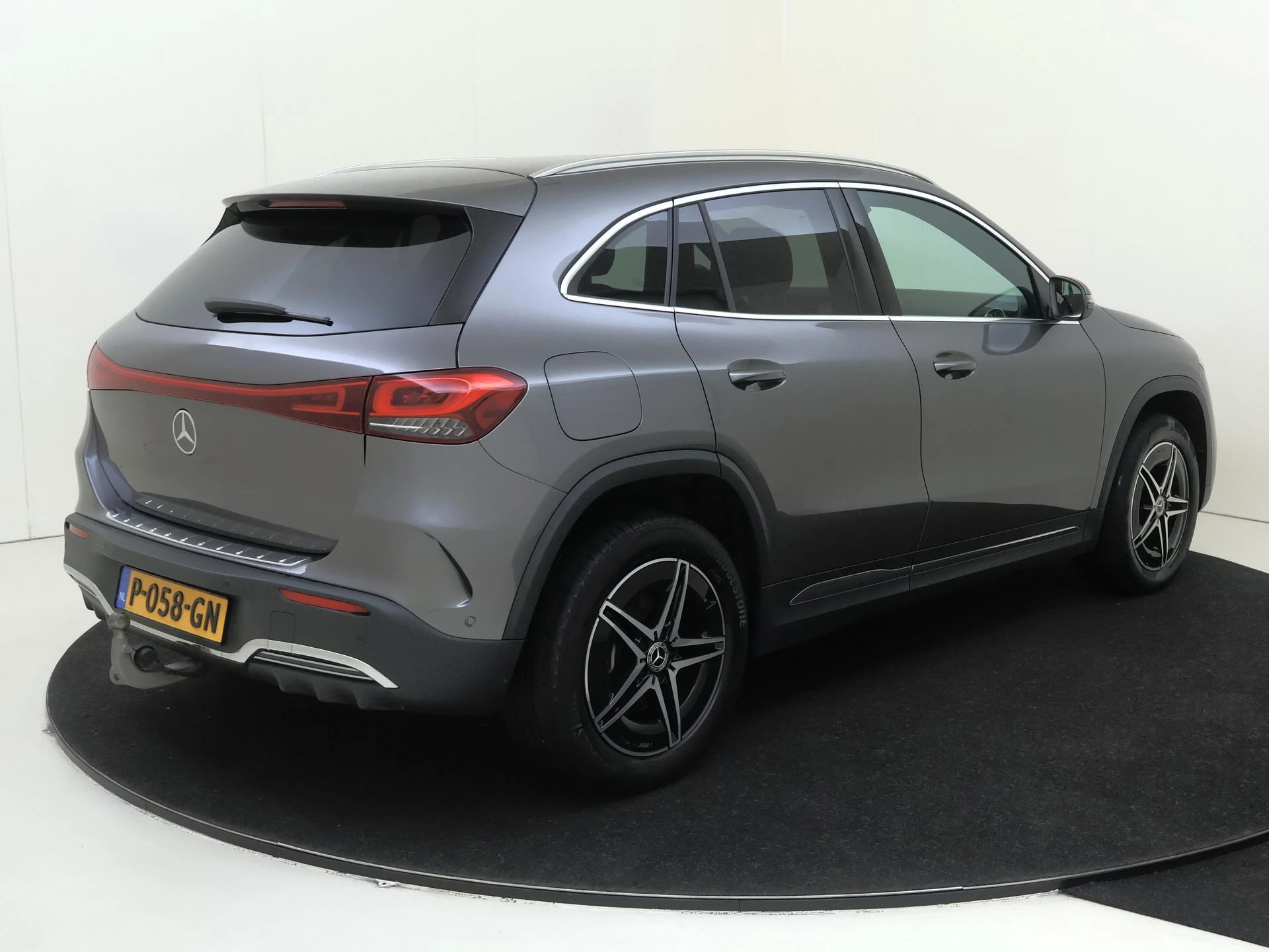 Mercedes-Benz-EQA-image-3