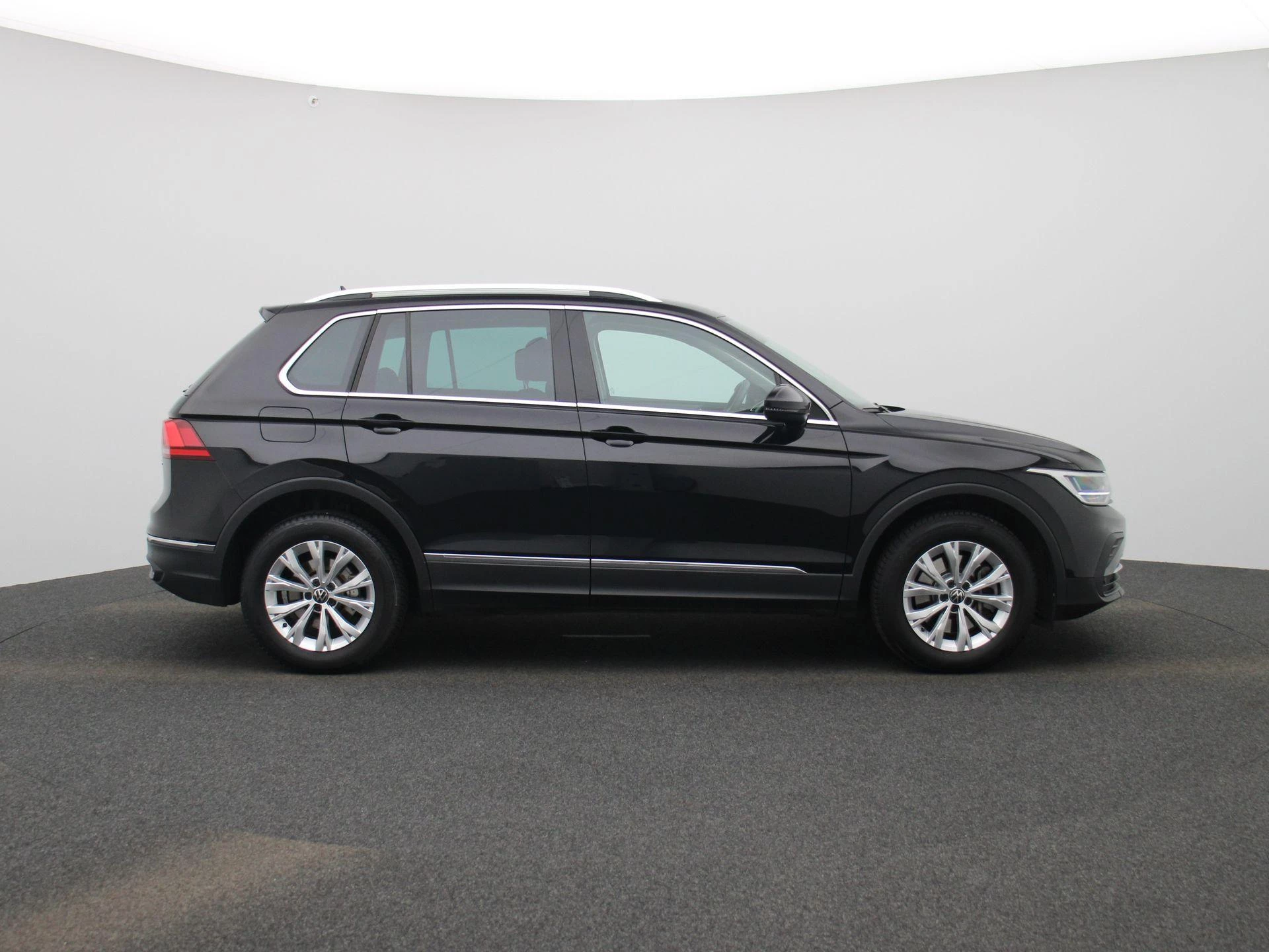 Volkswagen-Tiguan-image-5