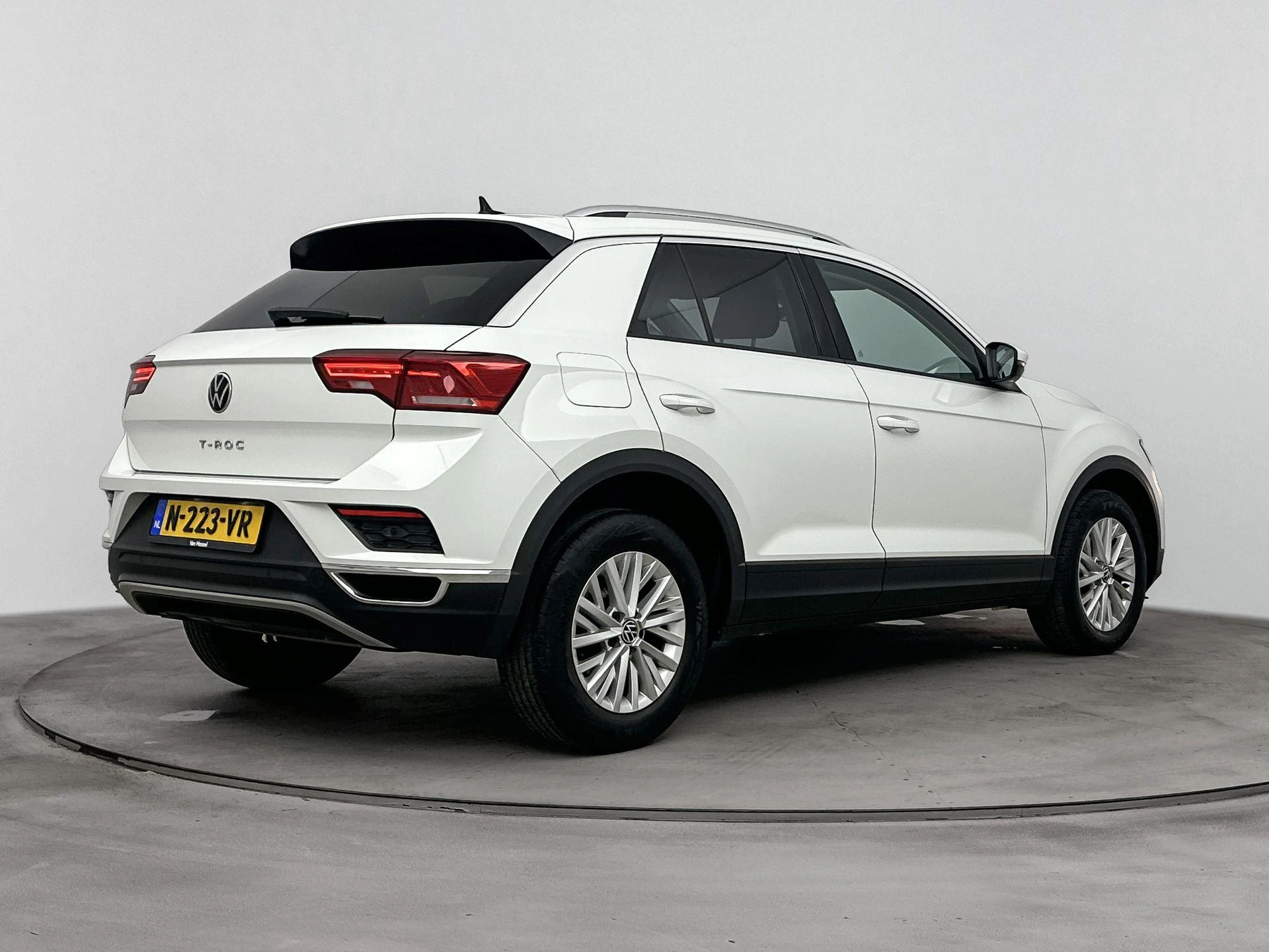 Volkswagen-T-Roc-image-3