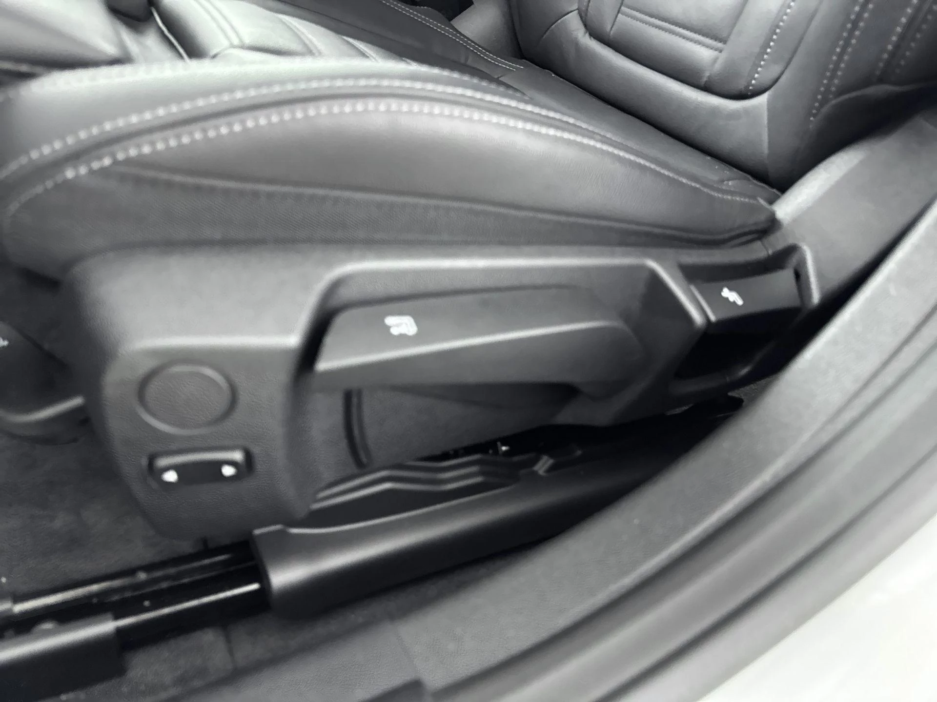 BMW-i4-image-14