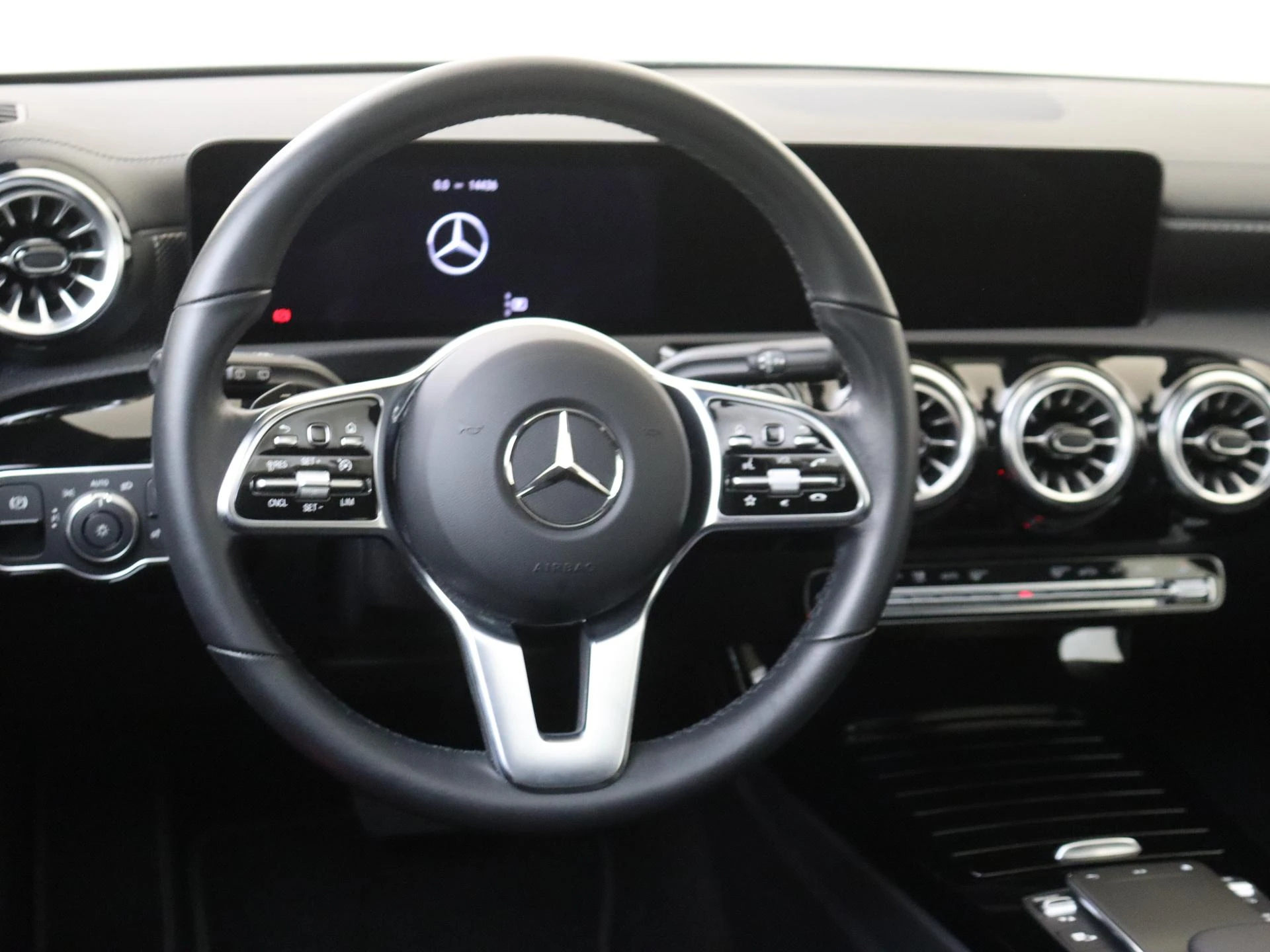 Mercedes-Benz-CLA-image-9