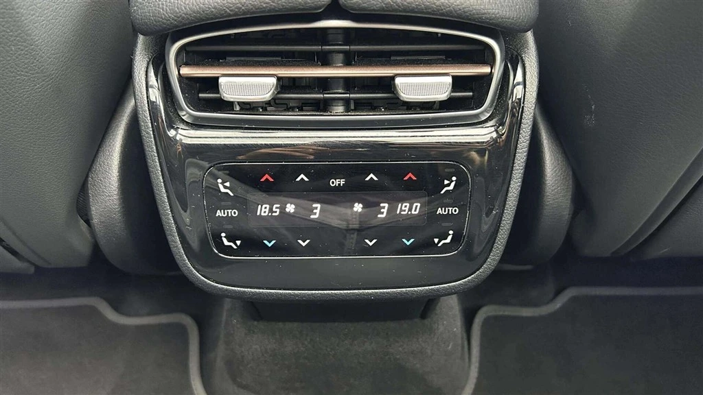 Mercedes-Benz-EQE-image-23